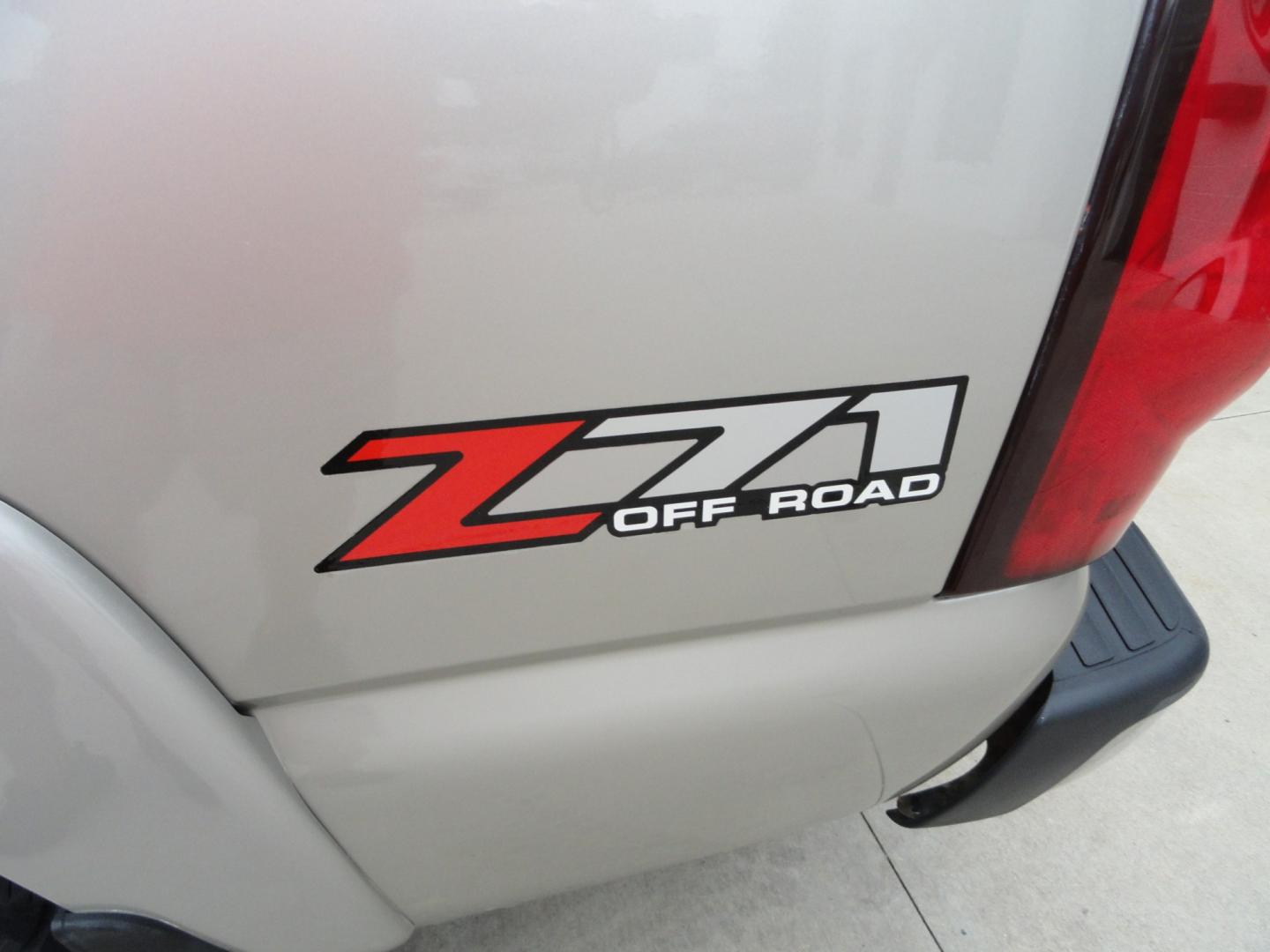 2006 Silver Birch /Greystone Chevrolet Silverado 1500 LT Ext. Cab 4WD (1GCEK19B46Z) with an 5.3L V8 OHV 16V engine, 4-Speed Automatic Overdrive transmission, located at 827 W 26th Street, Erie, PA, 16508, (814) 455-3401, 42.105431, -80.090942 - Thanks for looking at our very clean and hard to find in good condition truck. Yes, this truck has a few miles, but as can be seen by the pictures it's in very good condition with recently replaced cab corners along and rocker panels. As you know trucks in this lower price range in good condition ar- Photo#27