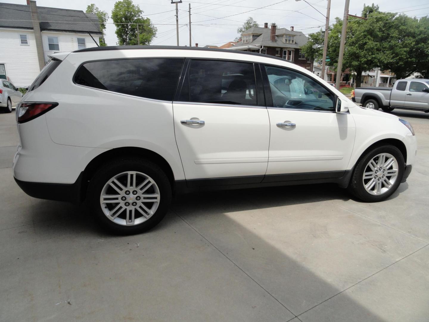 2014 Summit White /Graphite Chevrolet Traverse 1LT (1GNKVGKD5EJ) with an 3.6L V6 DOHC 24V engine, 6-Speed Automatic transmission, located at 827 W 26th Street, Erie, PA, 16508, (814) 455-3401, 42.105431, -80.090942 - Photo#3
