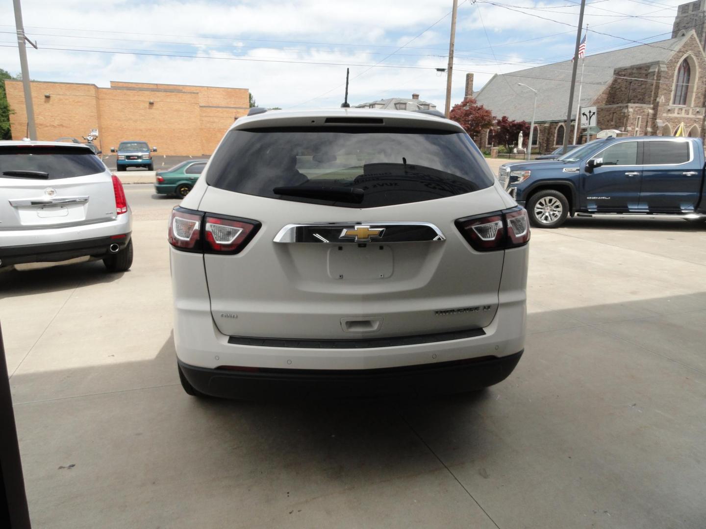 2014 Summit White /Graphite Chevrolet Traverse 1LT (1GNKVGKD5EJ) with an 3.6L V6 DOHC 24V engine, 6-Speed Automatic transmission, located at 827 W 26th Street, Erie, PA, 16508, (814) 455-3401, 42.105431, -80.090942 - Photo#4