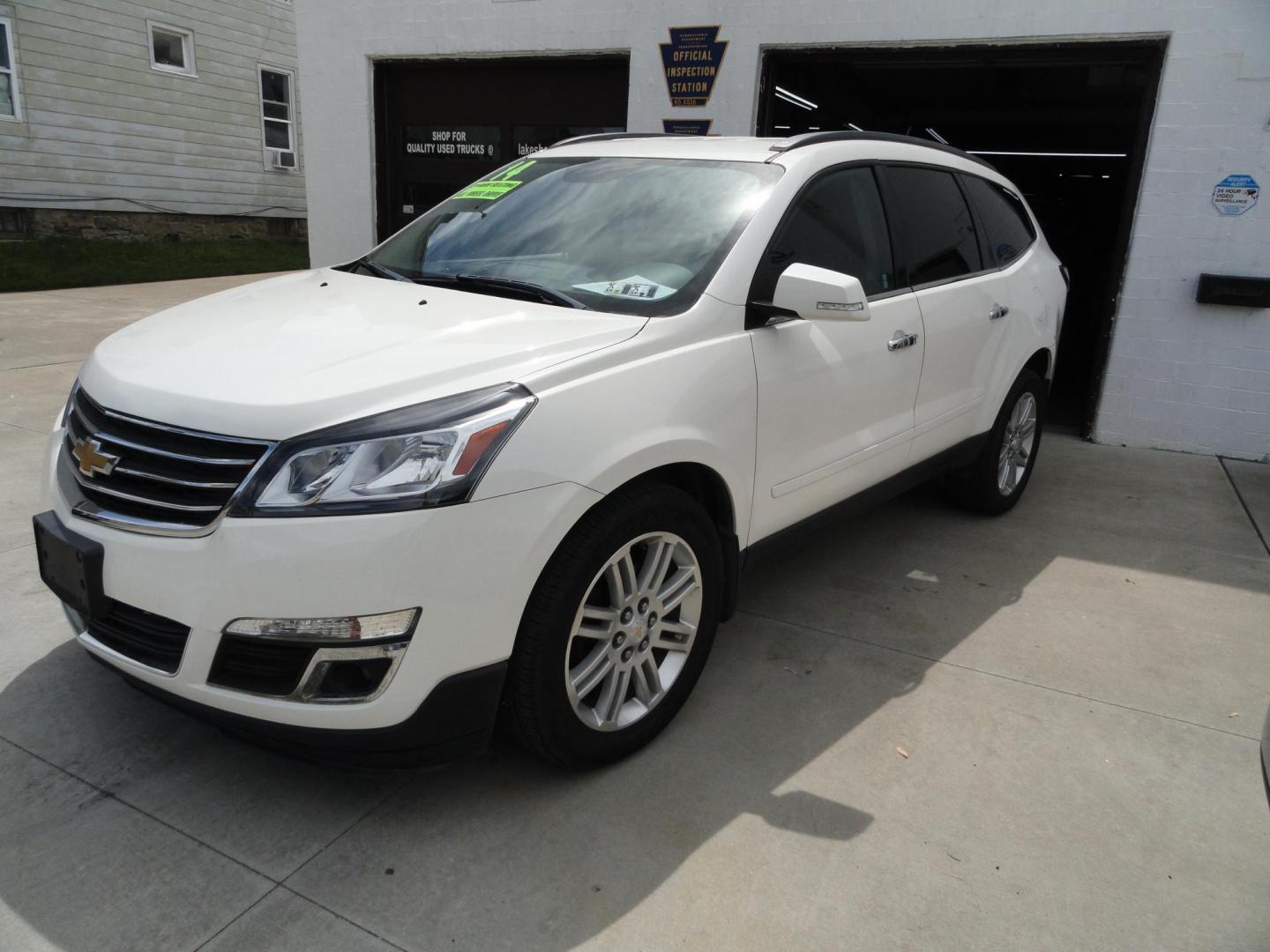 2014 Summit White /Graphite Chevrolet Traverse 1LT (1GNKVGKD5EJ) with an 3.6L V6 DOHC 24V engine, 6-Speed Automatic transmission, located at 827 W 26th Street, Erie, PA, 16508, (814) 455-3401, 42.105431, -80.090942 - Photo#9