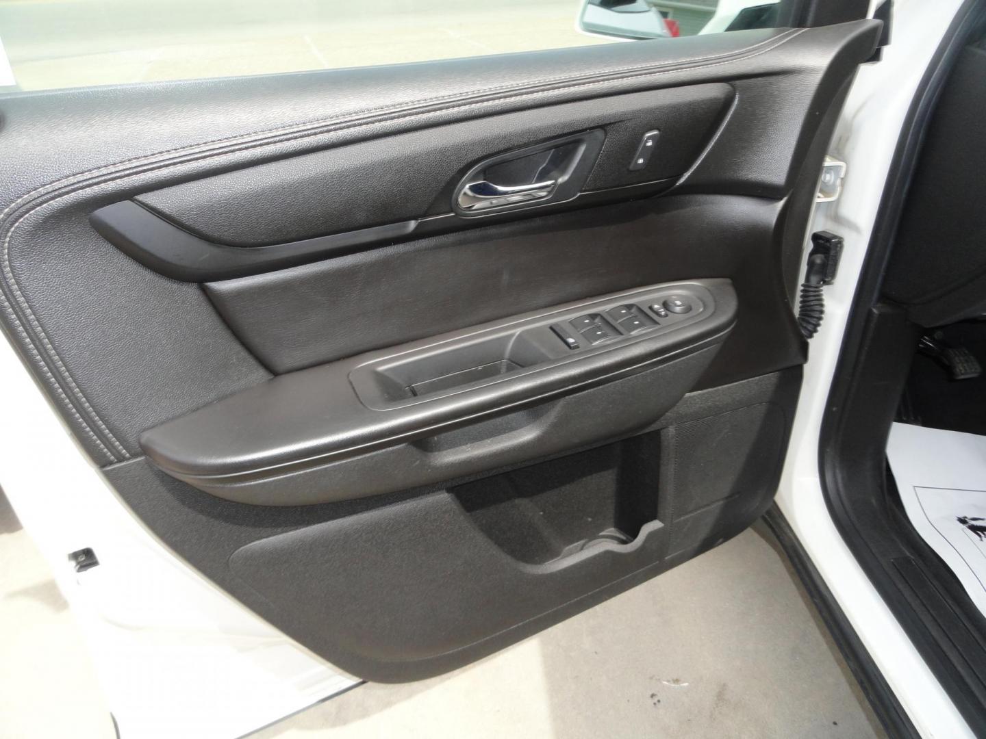 2014 Summit White /Graphite Chevrolet Traverse 1LT (1GNKVGKD5EJ) with an 3.6L V6 DOHC 24V engine, 6-Speed Automatic transmission, located at 827 W 26th Street, Erie, PA, 16508, (814) 455-3401, 42.105431, -80.090942 - Photo#18
