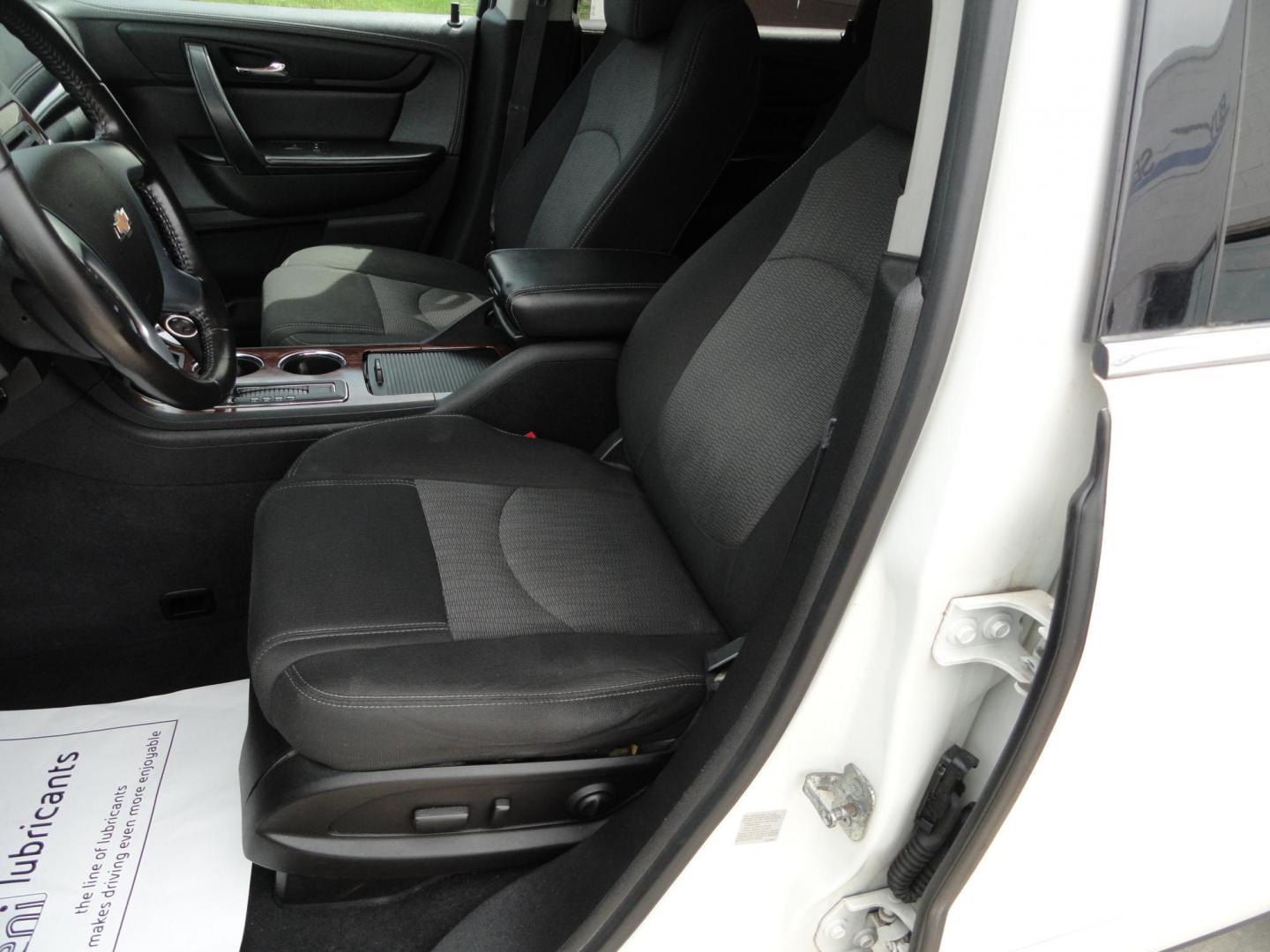 2014 Summit White /Graphite Chevrolet Traverse 1LT (1GNKVGKD5EJ) with an 3.6L V6 DOHC 24V engine, 6-Speed Automatic transmission, located at 827 W 26th Street, Erie, PA, 16508, (814) 455-3401, 42.105431, -80.090942 - Photo#19