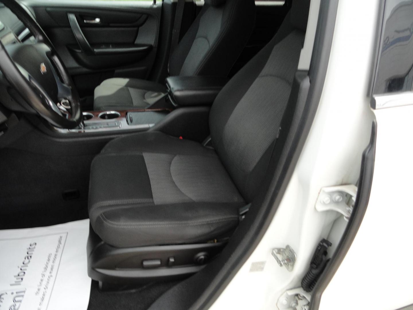 2014 Summit White /Graphite Chevrolet Traverse 1LT (1GNKVGKD5EJ) with an 3.6L V6 DOHC 24V engine, 6-Speed Automatic transmission, located at 827 W 26th Street, Erie, PA, 16508, (814) 455-3401, 42.105431, -80.090942 - Photo#20