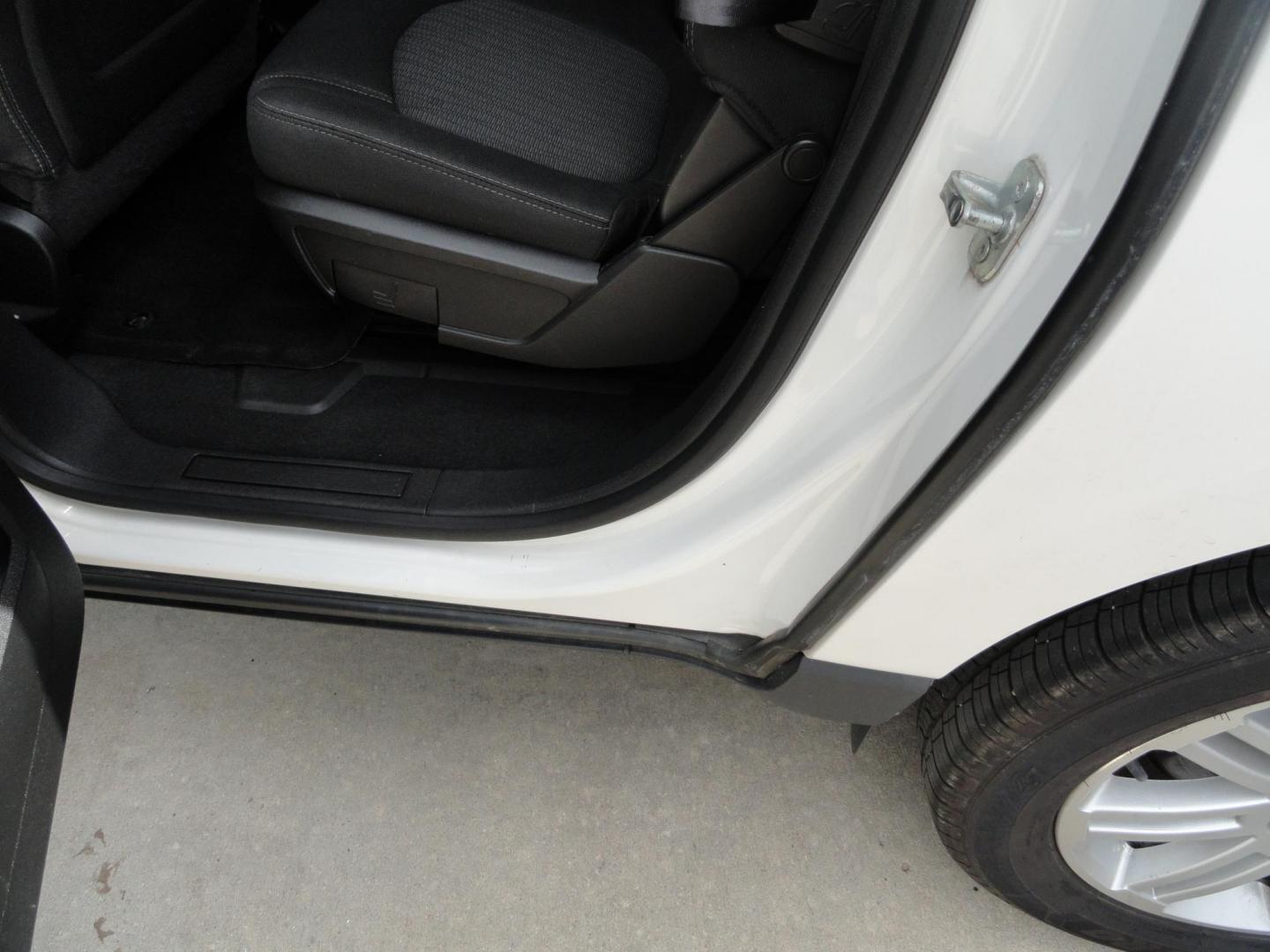 2014 Summit White /Graphite Chevrolet Traverse 1LT (1GNKVGKD5EJ) with an 3.6L V6 DOHC 24V engine, 6-Speed Automatic transmission, located at 827 W 26th Street, Erie, PA, 16508, (814) 455-3401, 42.105431, -80.090942 - Photo#23