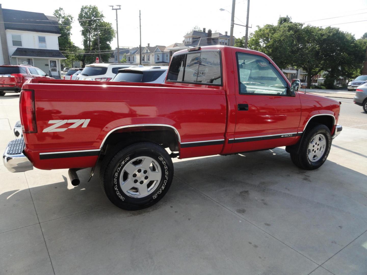 1994 Red /Greystone Chevrolet C/K 1500 Reg. Cab Shor. Bed 4WD (1GCEK14KXRZ) with an 5.7L V8 OHV 16V engine, Automatic transmission, located at 827 W 26th Street, Erie, PA, 16508, (814) 455-3401, 42.105431, -80.090942 - Photo#2