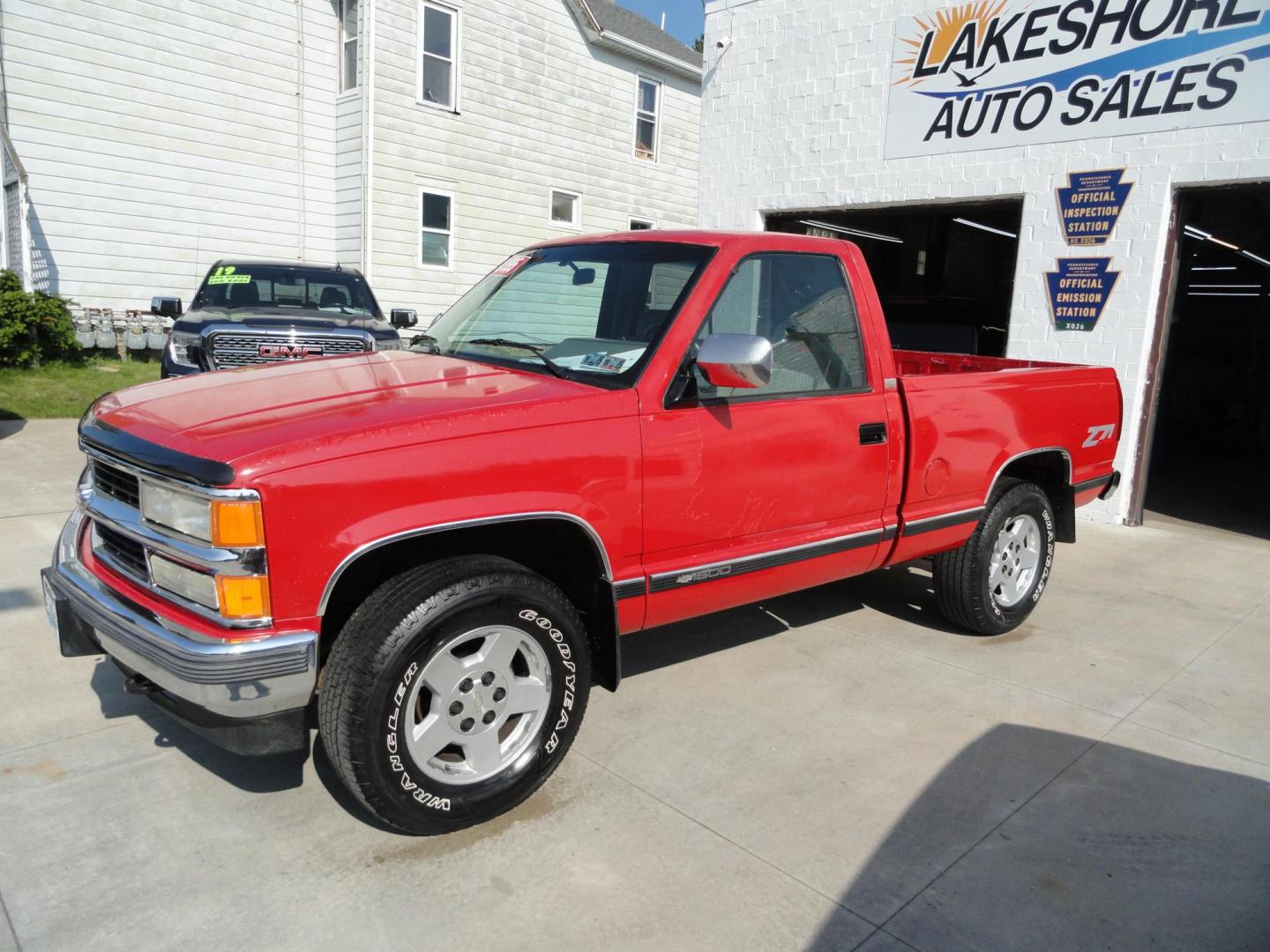 1994 Red /Greystone Chevrolet C/K 1500 Reg. Cab Shor. Bed 4WD (1GCEK14KXRZ) with an 5.7L V8 OHV 16V engine, Automatic transmission, located at 827 W 26th Street, Erie, PA, 16508, (814) 455-3401, 42.105431, -80.090942 - Photo#5