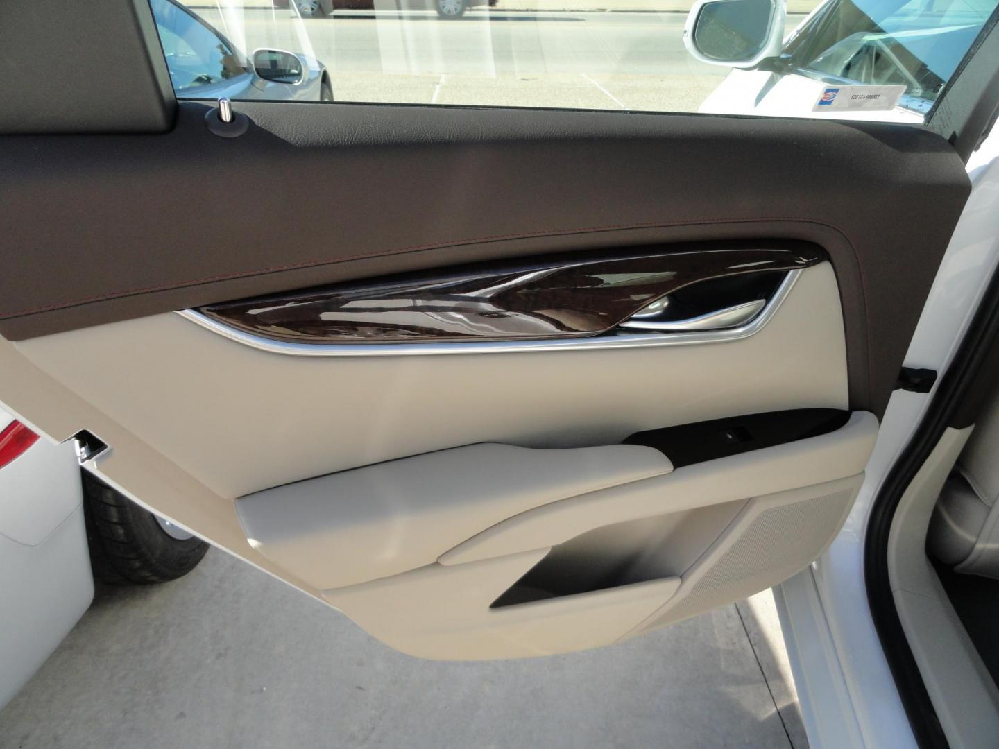 2016 Crystal White Tricoat /Shale Cadillac XTS Luxury AWD (2G61N5S33G9) with an 3.6L V6 DOHC 24V engine, 6A transmission, located at 827 W 26th Street, Erie, PA, 16508, (814) 455-3401, 42.105431, -80.090942 - Photo#32