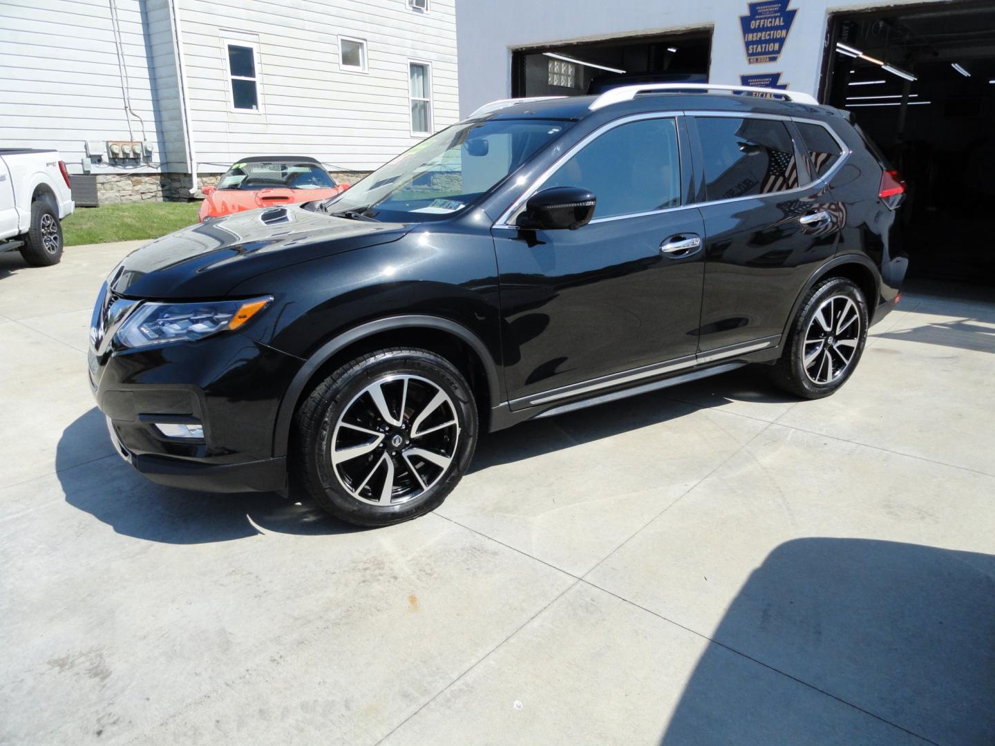 2017 Black Onyx /Two Tone Nissan Rogue SL (5N1AT2MV1HC) with an 2.5L L4 DOHC 16V engine, CVT transmission, located at 827 W 26th Street, Erie, PA, 16508, (814) 455-3401, 42.105431, -80.090942 - Thanks for looking at two owner accident-free new arrival that we sold back in October to a good friend and unfortunately, he passed away suddenly and only put 183 miles on this vehicle which we purchased back from his family. This is the SL all-wheel drive model with every option in that model incl- Photo#6