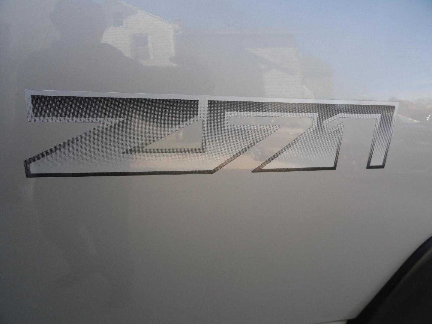 2004 Silver Birch /Graphite Chevrolet Avalanche 1500 4WD LT (3GNEK12T54G) with an 5.3L V8 OHV 16V engine, 4-Speed Automatic Overdrive transmission, located at 827 W 26th Street, Erie, PA, 16508, (814) 455-3401, 42.105431, -80.090942 - Thanks for looking at our super clean low mileage and accident-free recent arrival. This is the LT model with the 5.3 L V-8, four-wheel drive heated leather seating, power sunroof and lots more. We purchased this vehicle from a previous customer who was not able to drive it anymore and who took sup - Photo#4