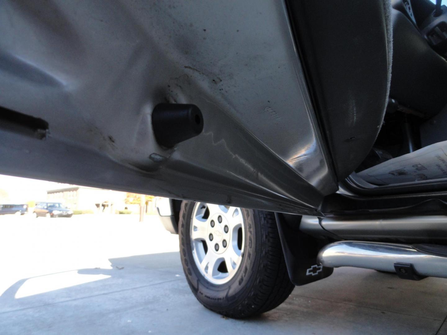 2004 Silver Birch /Graphite Chevrolet Avalanche 1500 4WD LT (3GNEK12T54G) with an 5.3L V8 OHV 16V engine, 4-Speed Automatic Overdrive transmission, located at 827 W 26th Street, Erie, PA, 16508, (814) 455-3401, 42.105431, -80.090942 - Thanks for looking at our super clean low mileage and accident-free recent arrival. This is the LT model with the 5.3 L V-8, four-wheel drive heated leather seating, power sunroof and lots more. We purchased this vehicle from a previous customer who was not able to drive it anymore and who took sup - Photo#31