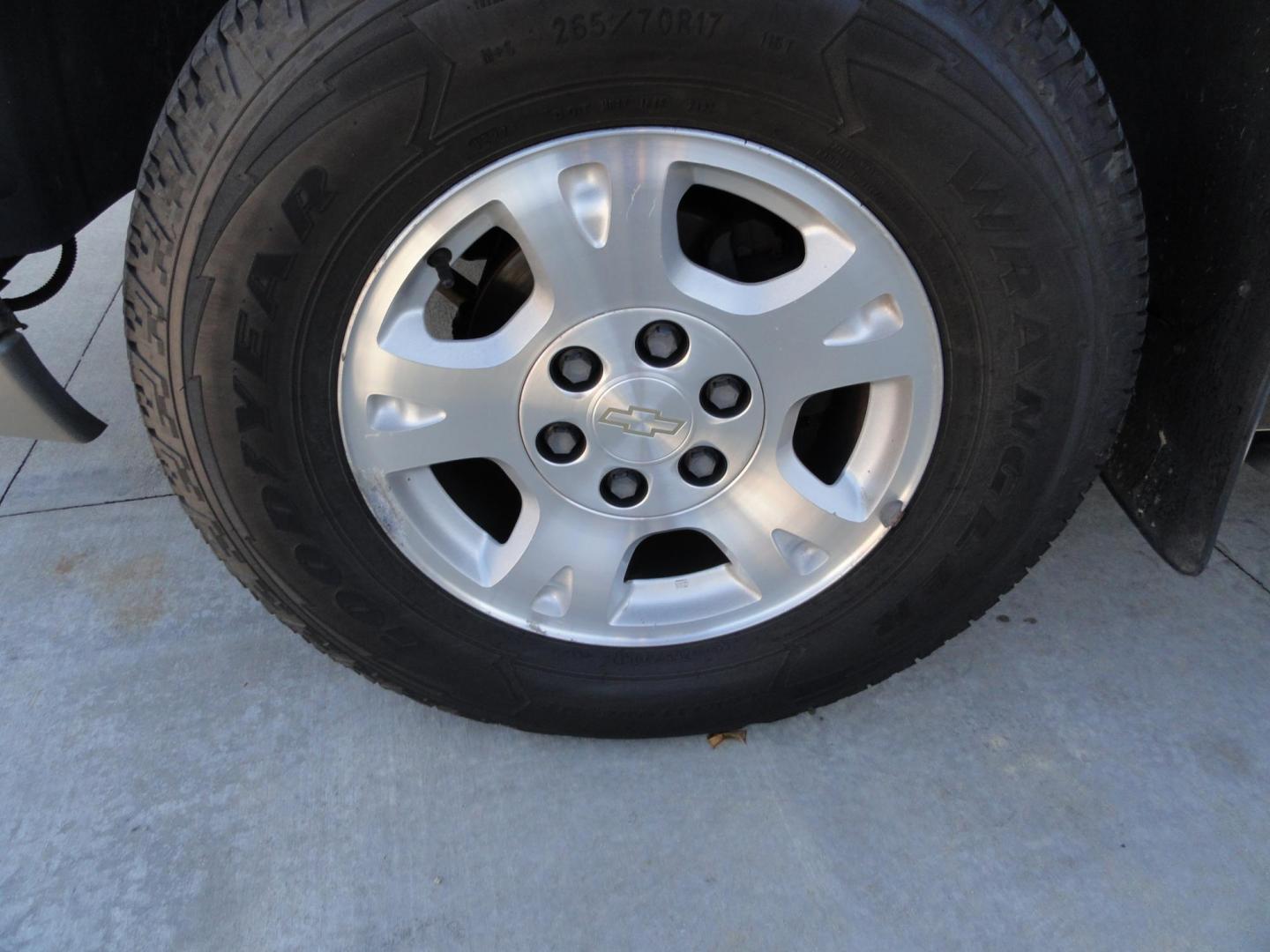 2004 Silver Birch /Graphite Chevrolet Avalanche 1500 4WD LT (3GNEK12T54G) with an 5.3L V8 OHV 16V engine, 4-Speed Automatic Overdrive transmission, located at 827 W 26th Street, Erie, PA, 16508, (814) 455-3401, 42.105431, -80.090942 - Thanks for looking at our super clean low mileage and accident-free recent arrival. This is the LT model with the 5.3 L V-8, four-wheel drive heated leather seating, power sunroof and lots more. We purchased this vehicle from a previous customer who was not able to drive it anymore and who took sup - Photo#58