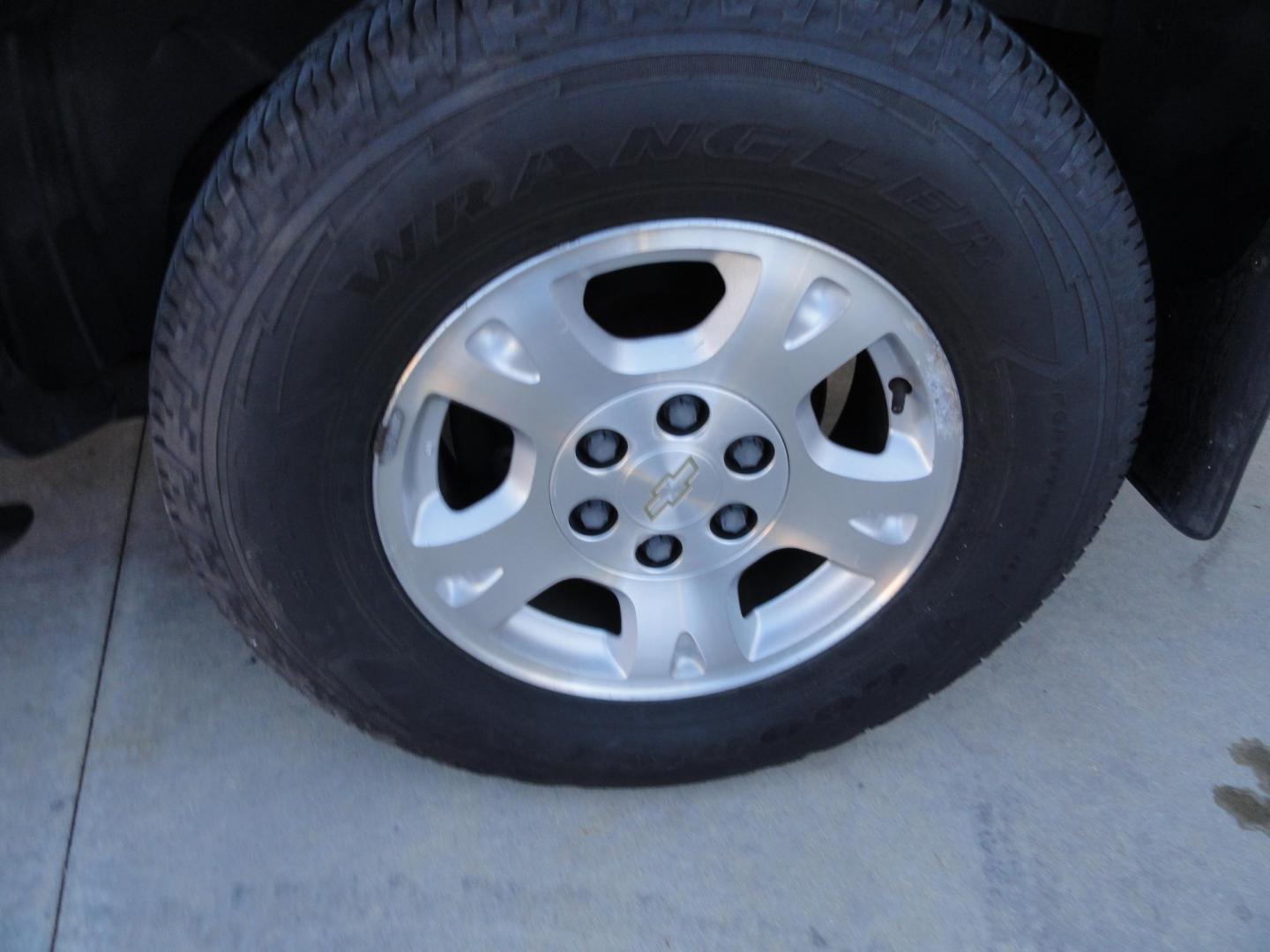 2004 Silver Birch /Graphite Chevrolet Avalanche 1500 4WD LT (3GNEK12T54G) with an 5.3L V8 OHV 16V engine, 4-Speed Automatic Overdrive transmission, located at 827 W 26th Street, Erie, PA, 16508, (814) 455-3401, 42.105431, -80.090942 - Thanks for looking at our super clean low mileage and accident-free recent arrival. This is the LT model with the 5.3 L V-8, four-wheel drive heated leather seating, power sunroof and lots more. We purchased this vehicle from a previous customer who was not able to drive it anymore and who took sup - Photo#59