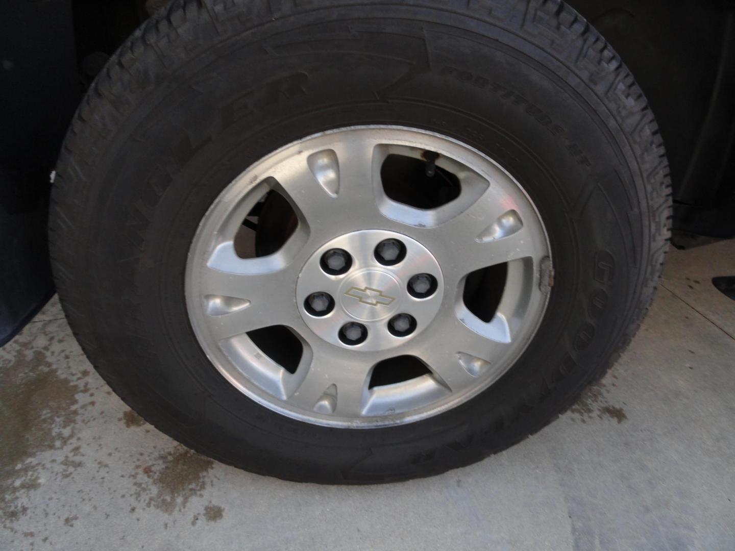 2004 Silver Birch /Graphite Chevrolet Avalanche 1500 4WD LT (3GNEK12T54G) with an 5.3L V8 OHV 16V engine, 4-Speed Automatic Overdrive transmission, located at 827 W 26th Street, Erie, PA, 16508, (814) 455-3401, 42.105431, -80.090942 - Thanks for looking at our super clean low mileage and accident-free recent arrival. This is the LT model with the 5.3 L V-8, four-wheel drive heated leather seating, power sunroof and lots more. We purchased this vehicle from a previous customer who was not able to drive it anymore and who took sup - Photo#60