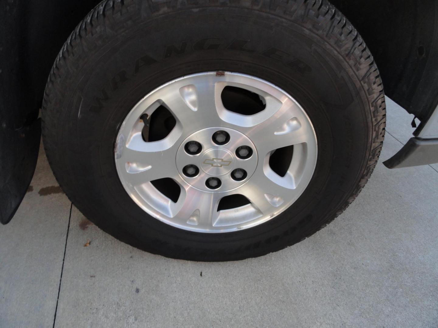 2004 Silver Birch /Graphite Chevrolet Avalanche 1500 4WD LT (3GNEK12T54G) with an 5.3L V8 OHV 16V engine, 4-Speed Automatic Overdrive transmission, located at 827 W 26th Street, Erie, PA, 16508, (814) 455-3401, 42.105431, -80.090942 - Thanks for looking at our super clean low mileage and accident-free recent arrival. This is the LT model with the 5.3 L V-8, four-wheel drive heated leather seating, power sunroof and lots more. We purchased this vehicle from a previous customer who was not able to drive it anymore and who took sup - Photo#61