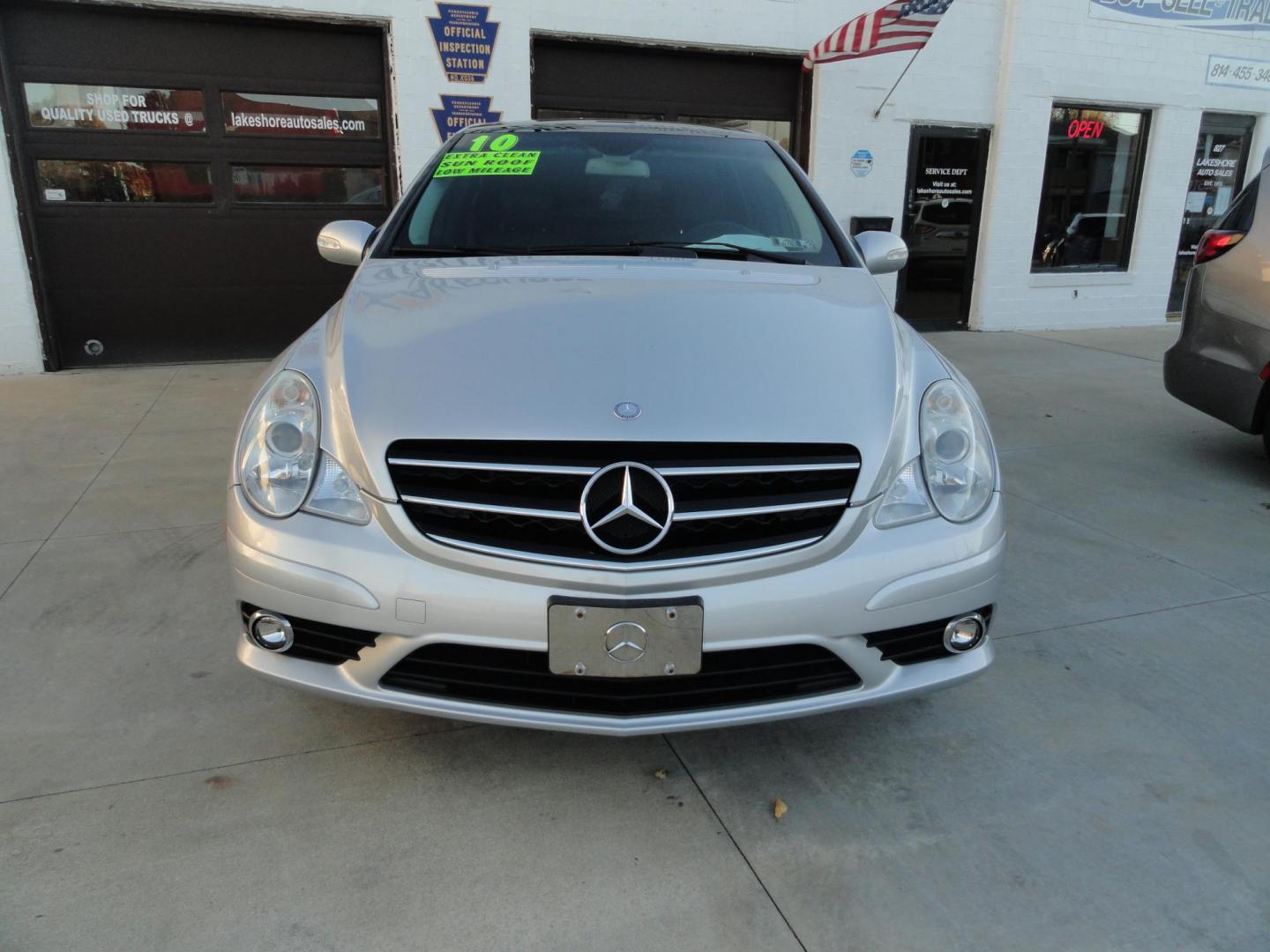 2010 Iridium Silver Metallic /Black Mercedes-Benz R-Class R350 4MATIC w/ 3rd Row (4JGCB6FE1AA) with an 3.5L V6 DOHC 24V engine, 7-Speed Automatic transmission, located at 827 W 26th Street, Erie, PA, 16508, (814) 455-3401, 42.105431, -80.090942 - Thanks for looking at our super clean, low mileage rust free and accident-free recent arrival. This is the R350 4Matic 7 passenger with heated leather seats, panoramic sunroof, back up camera, navigation, both remotes and keys, the factory owners' manuals and factory floor mats. A recent service was - Photo#1