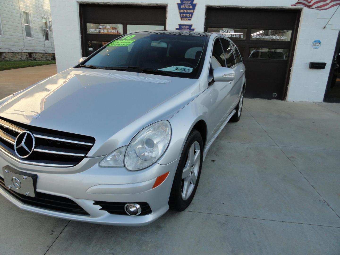 2010 Iridium Silver Metallic /Black Mercedes-Benz R-Class R350 4MATIC w/ 3rd Row (4JGCB6FE1AA) with an 3.5L V6 DOHC 24V engine, 7-Speed Automatic transmission, located at 827 W 26th Street, Erie, PA, 16508, (814) 455-3401, 42.105431, -80.090942 - Thanks for looking at our super clean, low mileage rust free and accident-free recent arrival. This is the R350 4Matic 7 passenger with heated leather seats, panoramic sunroof, back up camera, navigation, both remotes and keys, the factory owners' manuals and factory floor mats. A recent service was - Photo#7
