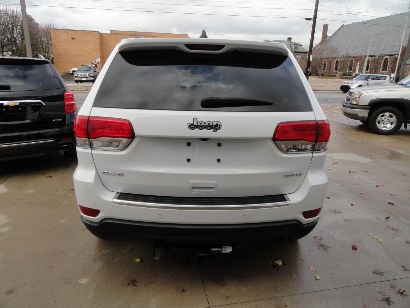 2015 Bright White /Black Jeep Grand Cherokee Limited 4WD (1C4RJFBG8FC) with an 3.6L V6 DOHC 24V engine, 8-Speed Automatic transmission, located at 827 W 26th Street, Erie, PA, 16508, (814) 455-3401, 42.105431, -80.090942 - Photo#4