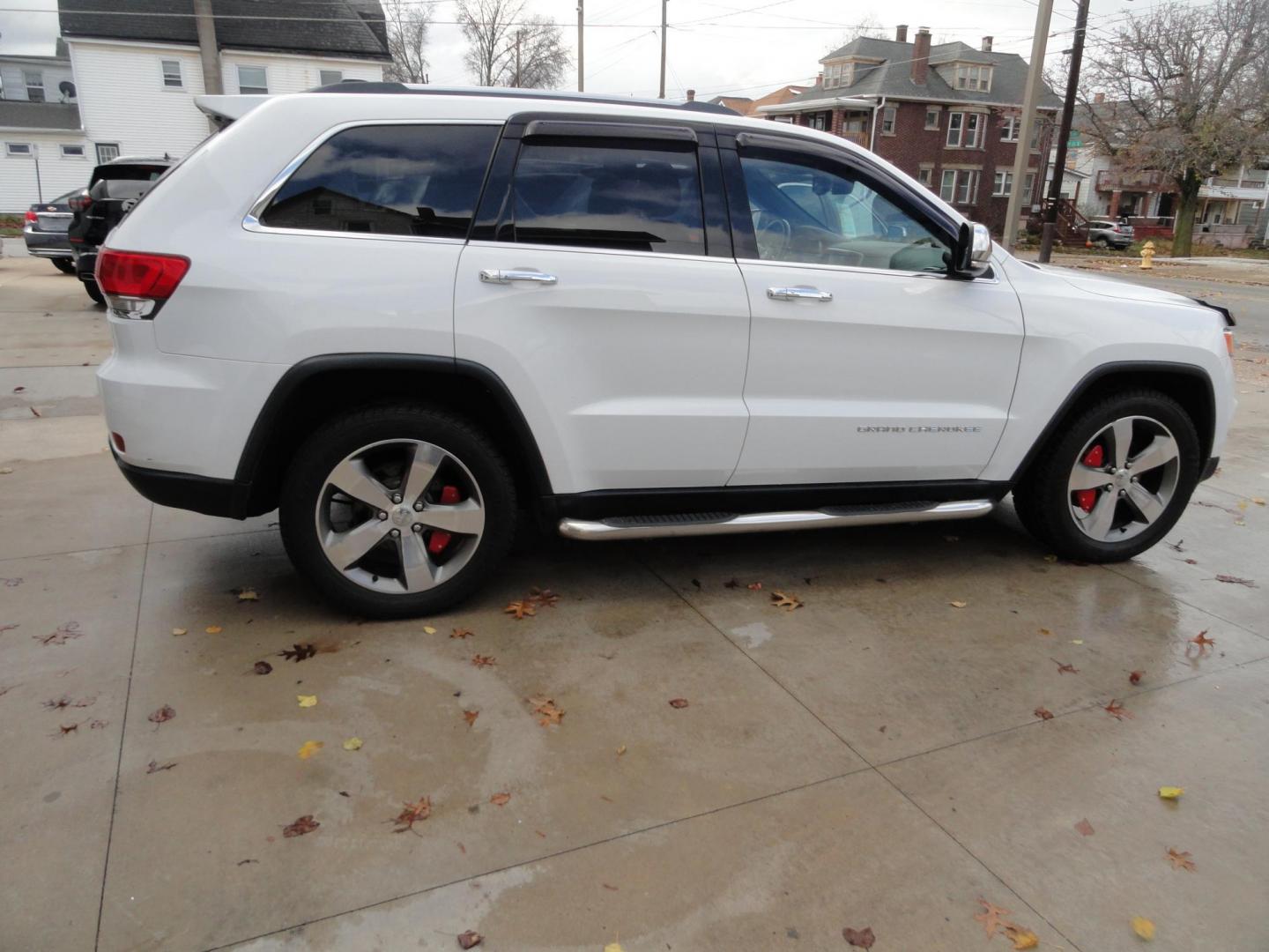 2015 Bright White /Black Jeep Grand Cherokee Limited 4WD (1C4RJFBG8FC) with an 3.6L V6 DOHC 24V engine, 8-Speed Automatic transmission, located at 827 W 26th Street, Erie, PA, 16508, (814) 455-3401, 42.105431, -80.090942 - Photo#3
