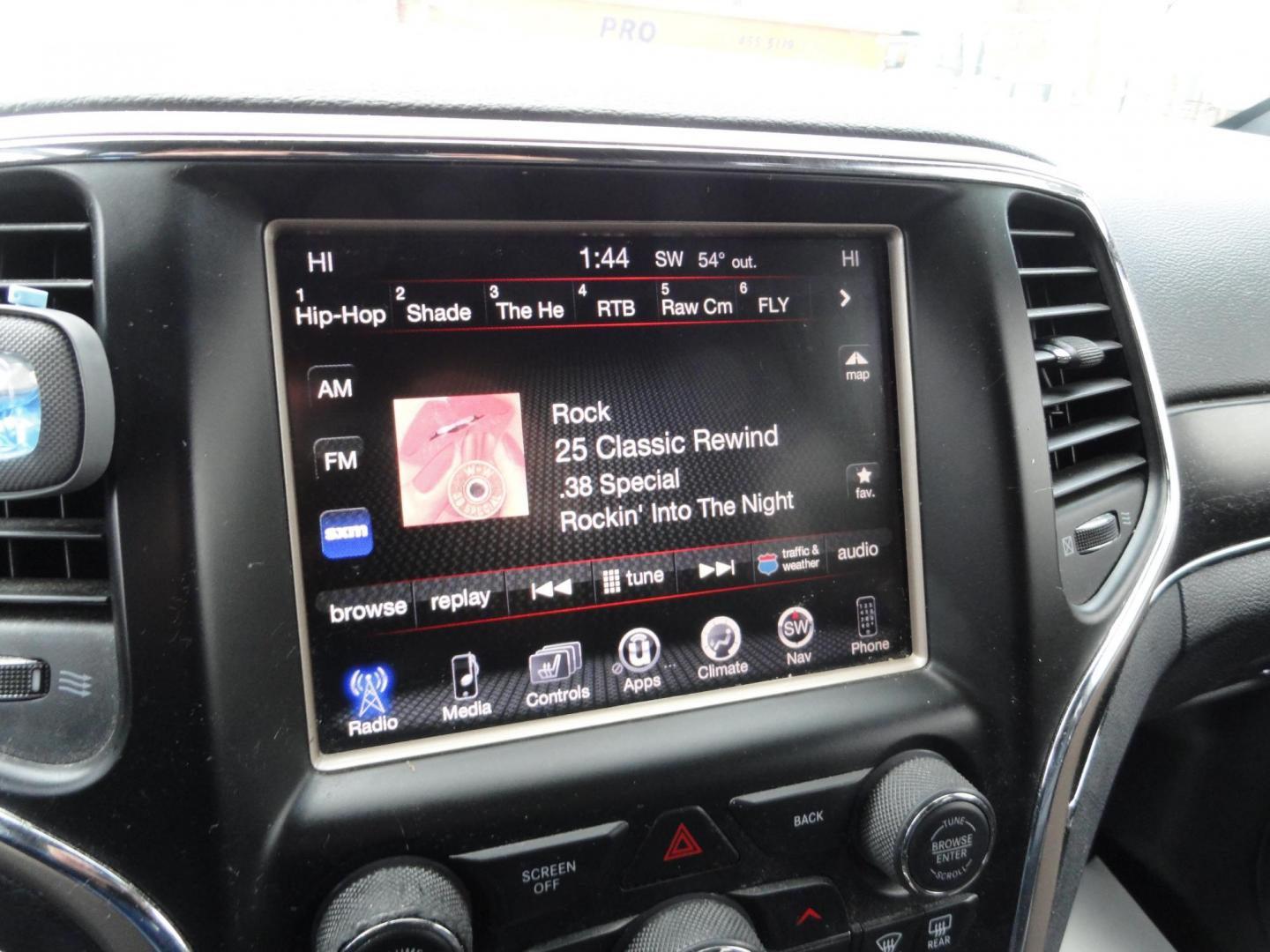 2015 Bright White /Black Jeep Grand Cherokee Limited 4WD (1C4RJFBG8FC) with an 3.6L V6 DOHC 24V engine, 8-Speed Automatic transmission, located at 827 W 26th Street, Erie, PA, 16508, (814) 455-3401, 42.105431, -80.090942 - Photo#9