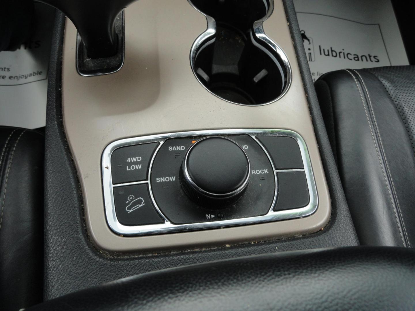 2015 Bright White /Black Jeep Grand Cherokee Limited 4WD (1C4RJFBG8FC) with an 3.6L V6 DOHC 24V engine, 8-Speed Automatic transmission, located at 827 W 26th Street, Erie, PA, 16508, (814) 455-3401, 42.105431, -80.090942 - Photo#18