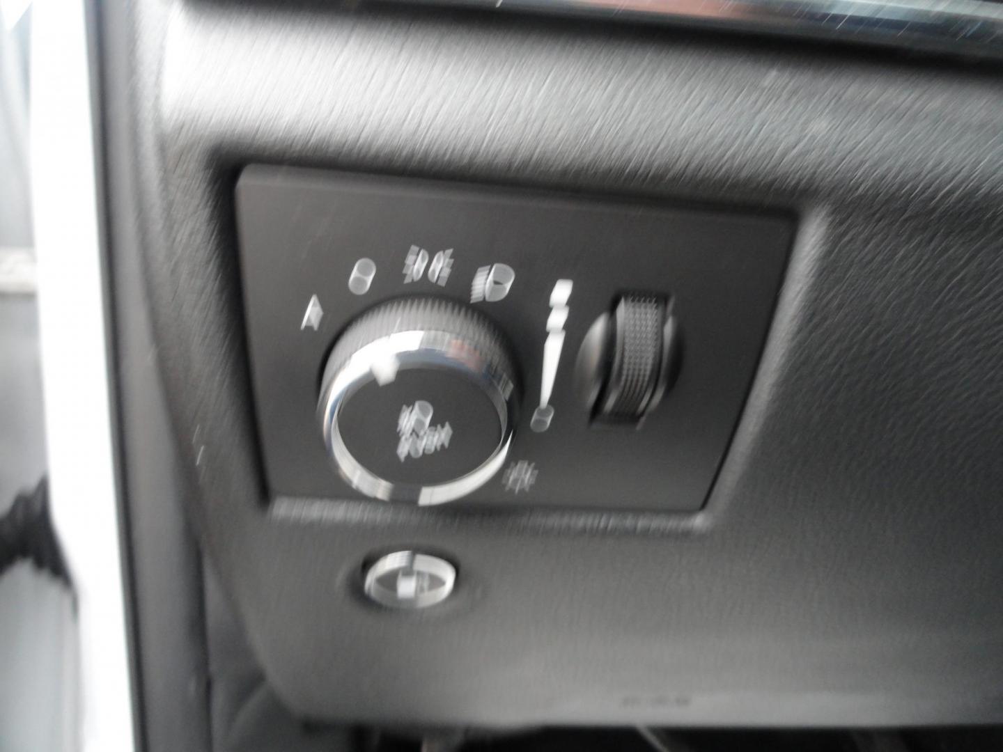 2015 Bright White /Black Jeep Grand Cherokee Limited 4WD (1C4RJFBG8FC) with an 3.6L V6 DOHC 24V engine, 8-Speed Automatic transmission, located at 827 W 26th Street, Erie, PA, 16508, (814) 455-3401, 42.105431, -80.090942 - Photo#20