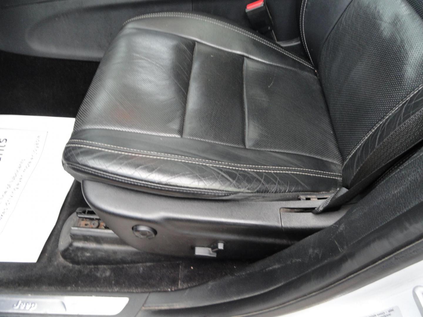 2015 Bright White /Black Jeep Grand Cherokee Limited 4WD (1C4RJFBG8FC) with an 3.6L V6 DOHC 24V engine, 8-Speed Automatic transmission, located at 827 W 26th Street, Erie, PA, 16508, (814) 455-3401, 42.105431, -80.090942 - Photo#23