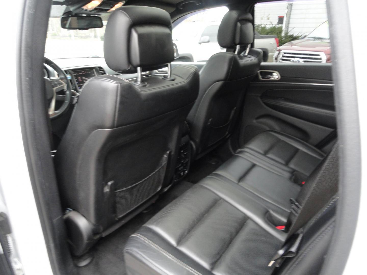 2015 Bright White /Black Jeep Grand Cherokee Limited 4WD (1C4RJFBG8FC) with an 3.6L V6 DOHC 24V engine, 8-Speed Automatic transmission, located at 827 W 26th Street, Erie, PA, 16508, (814) 455-3401, 42.105431, -80.090942 - Photo#25