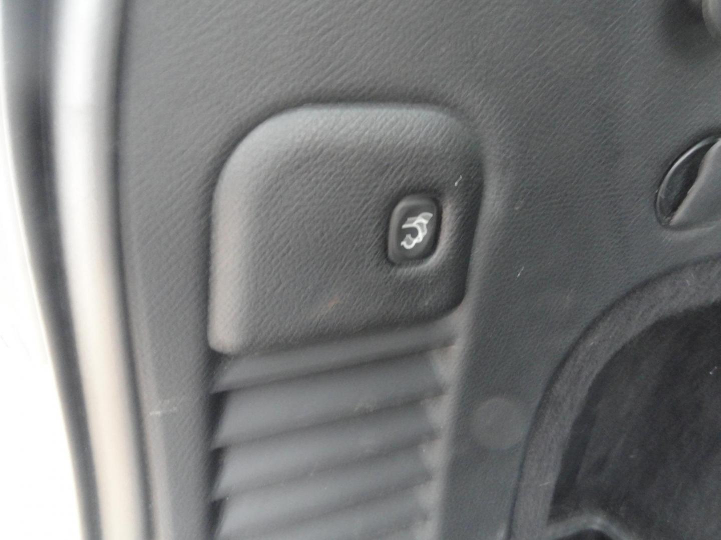 2015 Bright White /Black Jeep Grand Cherokee Limited 4WD (1C4RJFBG8FC) with an 3.6L V6 DOHC 24V engine, 8-Speed Automatic transmission, located at 827 W 26th Street, Erie, PA, 16508, (814) 455-3401, 42.105431, -80.090942 - Photo#29