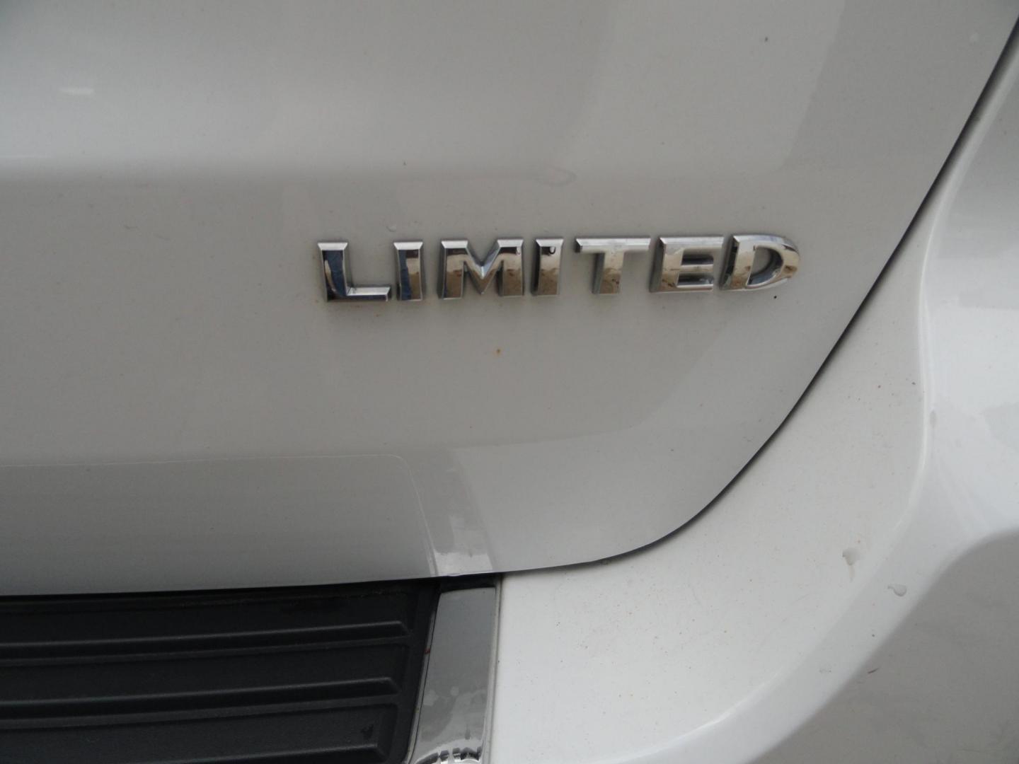 2015 Bright White /Black Jeep Grand Cherokee Limited 4WD (1C4RJFBG8FC) with an 3.6L V6 DOHC 24V engine, 8-Speed Automatic transmission, located at 827 W 26th Street, Erie, PA, 16508, (814) 455-3401, 42.105431, -80.090942 - Photo#30