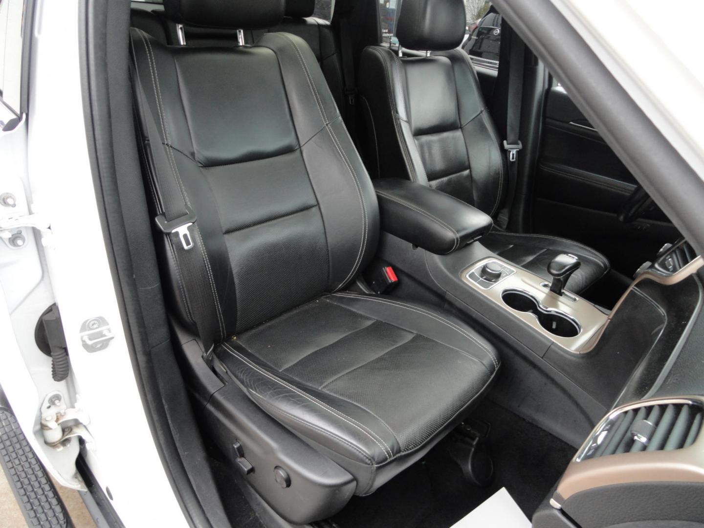 2015 Bright White /Black Jeep Grand Cherokee Limited 4WD (1C4RJFBG8FC) with an 3.6L V6 DOHC 24V engine, 8-Speed Automatic transmission, located at 827 W 26th Street, Erie, PA, 16508, (814) 455-3401, 42.105431, -80.090942 - Photo#34