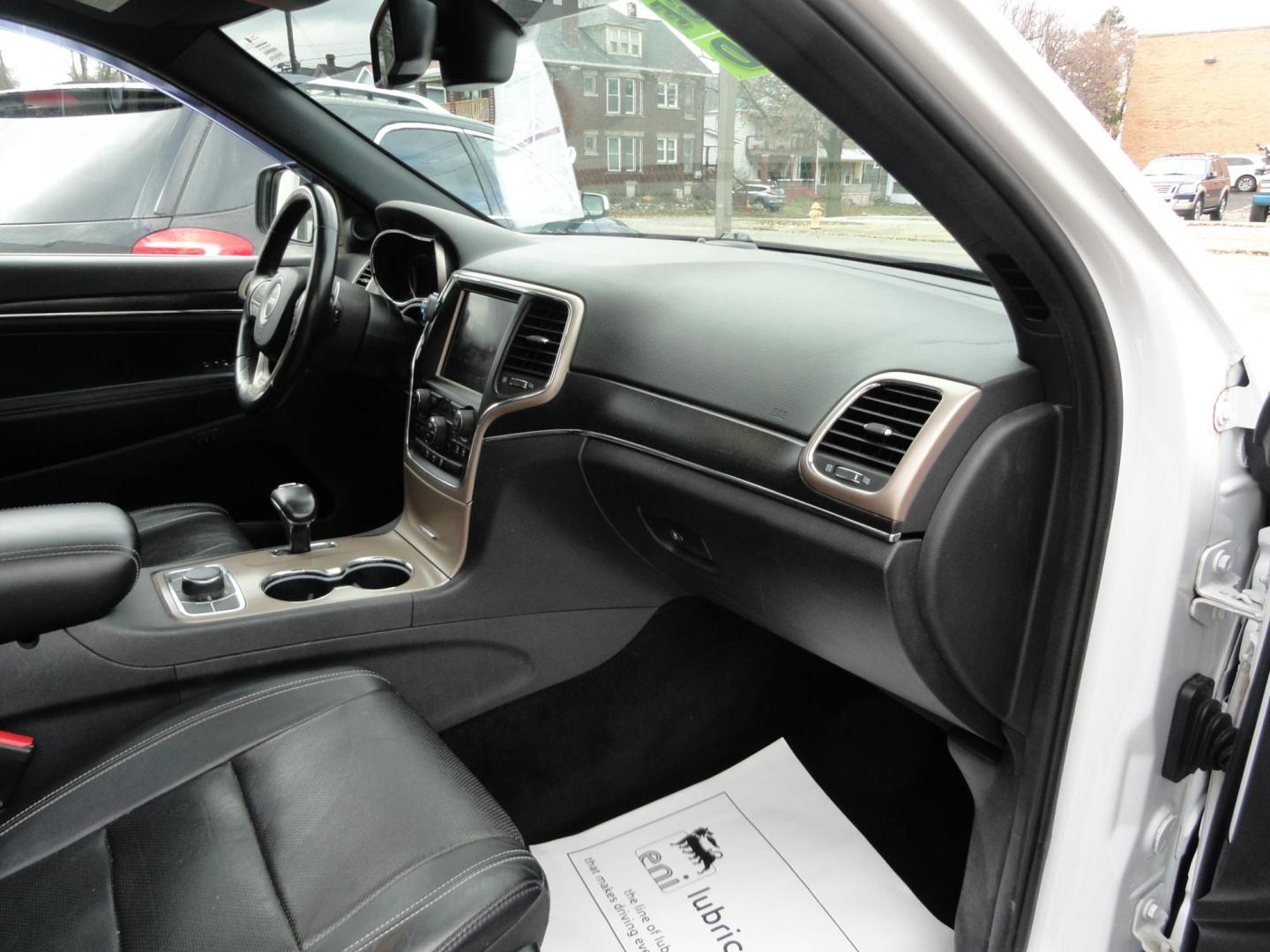2015 Bright White /Black Jeep Grand Cherokee Limited 4WD (1C4RJFBG8FC) with an 3.6L V6 DOHC 24V engine, 8-Speed Automatic transmission, located at 827 W 26th Street, Erie, PA, 16508, (814) 455-3401, 42.105431, -80.090942 - Photo#33