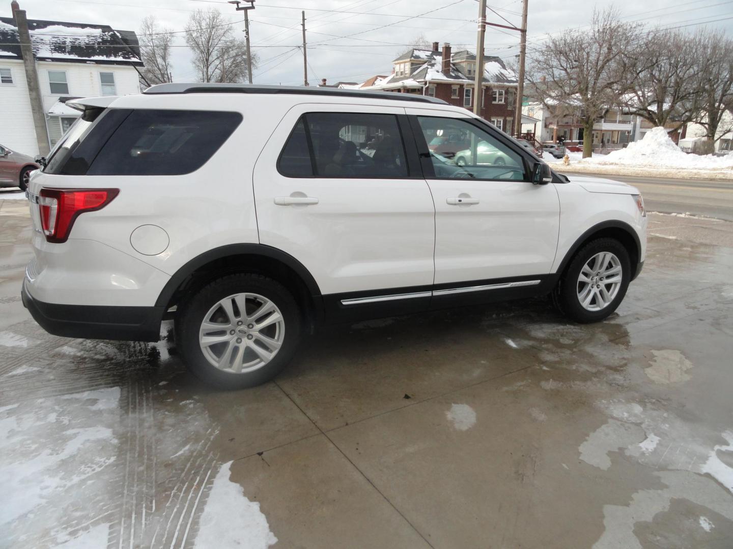 2018 White Platinum Metallic /Tan Ford Explorer XLT 4WD (1FM5K8D8XJG) with an 3.5L V6 DOHC 24V engine, 6A transmission, located at 827 W 26th Street, Erie, PA, 16508, (814) 455-3401, 42.105431, -80.090942 - Thanks for looking at our super clean accident and rust-free trade in. This vehicle came back in on trade from one of the owners' relatives who lives in Nashville Tennessee. Our owner originally purchased this vehicle in Florida back in 2022 which explains the RUST-FREE condition of the body and the - Photo#3