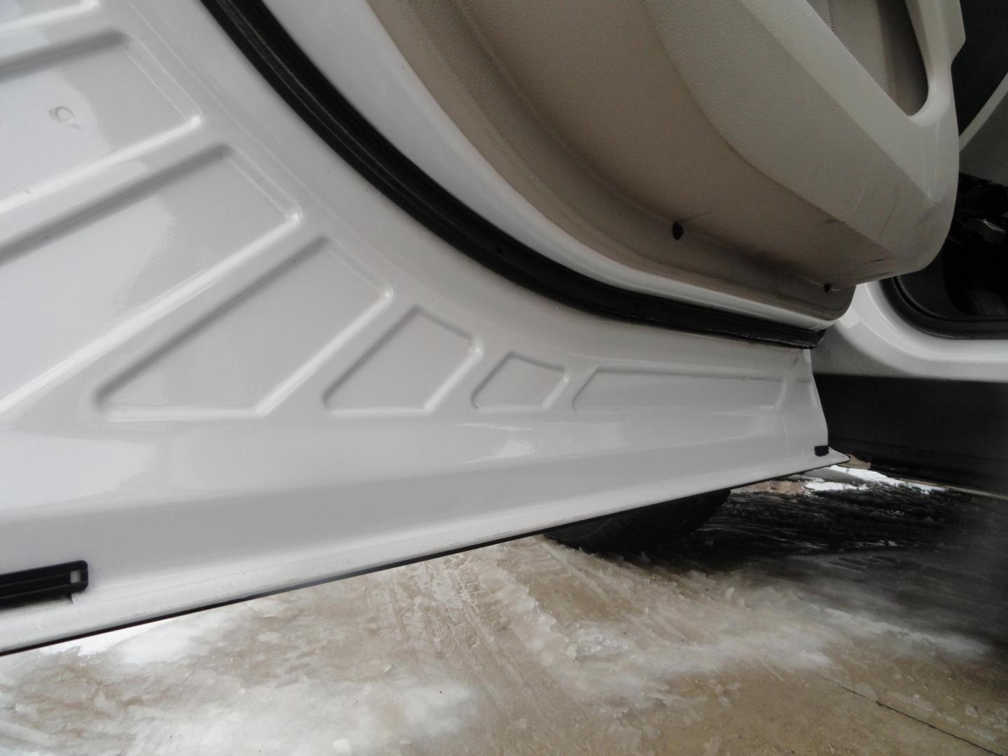 2018 White Platinum Metallic /Tan Ford Explorer XLT 4WD (1FM5K8D8XJG) with an 3.5L V6 DOHC 24V engine, 6A transmission, located at 827 W 26th Street, Erie, PA, 16508, (814) 455-3401, 42.105431, -80.090942 - Thanks for looking at our super clean accident and rust-free trade in. This vehicle came back in on trade from one of the owners' relatives who lives in Nashville Tennessee. Our owner originally purchased this vehicle in Florida back in 2022 which explains the RUST-FREE condition of the body and the - Photo#21