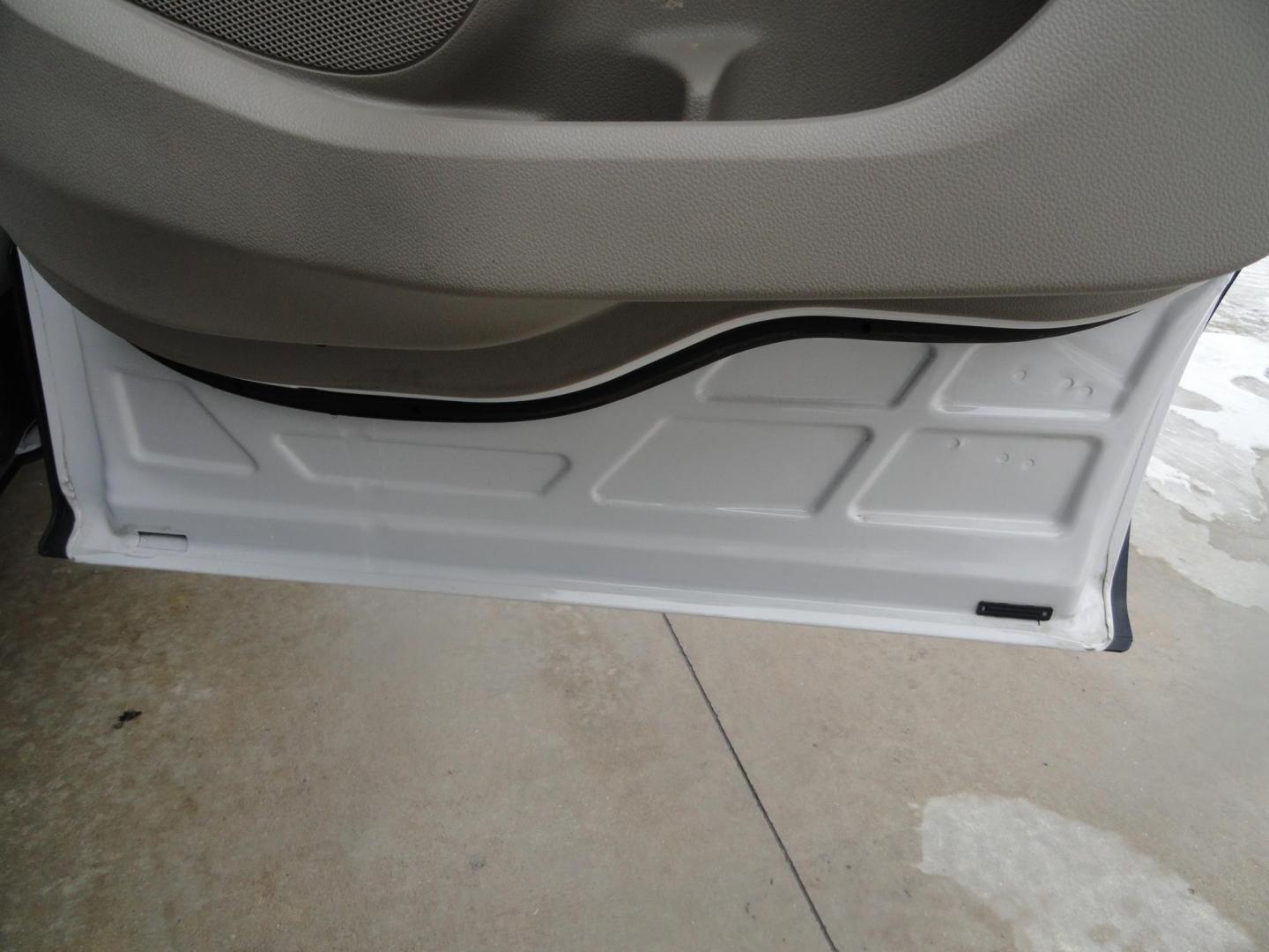 2018 White Platinum Metallic /Tan Ford Explorer XLT 4WD (1FM5K8D8XJG) with an 3.5L V6 DOHC 24V engine, 6A transmission, located at 827 W 26th Street, Erie, PA, 16508, (814) 455-3401, 42.105431, -80.090942 - Thanks for looking at our super clean accident and rust-free trade in. This vehicle came back in on trade from one of the owners' relatives who lives in Nashville Tennessee. Our owner originally purchased this vehicle in Florida back in 2022 which explains the RUST-FREE condition of the body and the - Photo#37