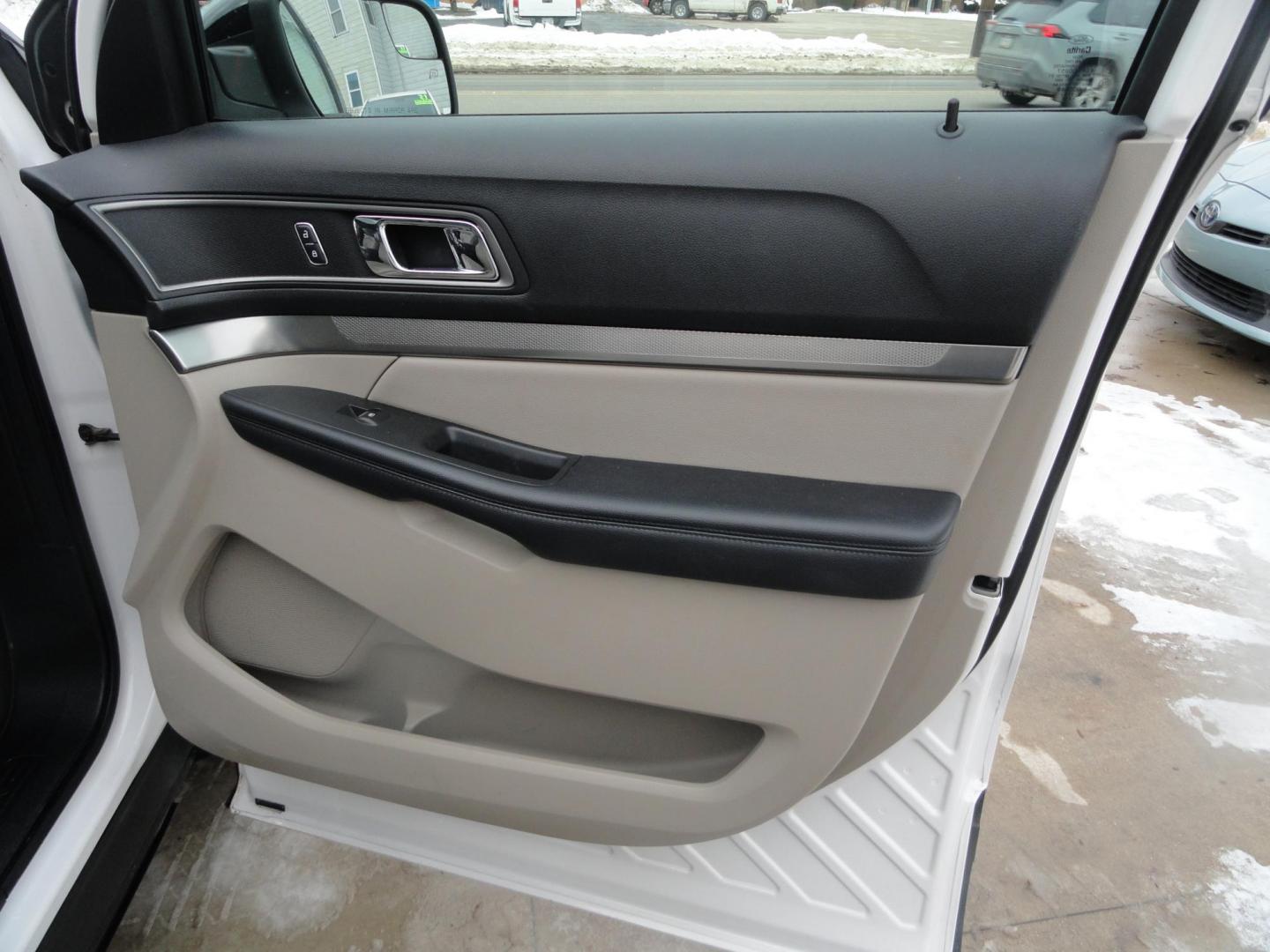 2018 White Platinum Metallic /Tan Ford Explorer XLT 4WD (1FM5K8D8XJG) with an 3.5L V6 DOHC 24V engine, 6A transmission, located at 827 W 26th Street, Erie, PA, 16508, (814) 455-3401, 42.105431, -80.090942 - Thanks for looking at our super clean accident and rust-free trade in. This vehicle came back in on trade from one of the owners' relatives who lives in Nashville Tennessee. Our owner originally purchased this vehicle in Florida back in 2022 which explains the RUST-FREE condition of the body and the - Photo#41