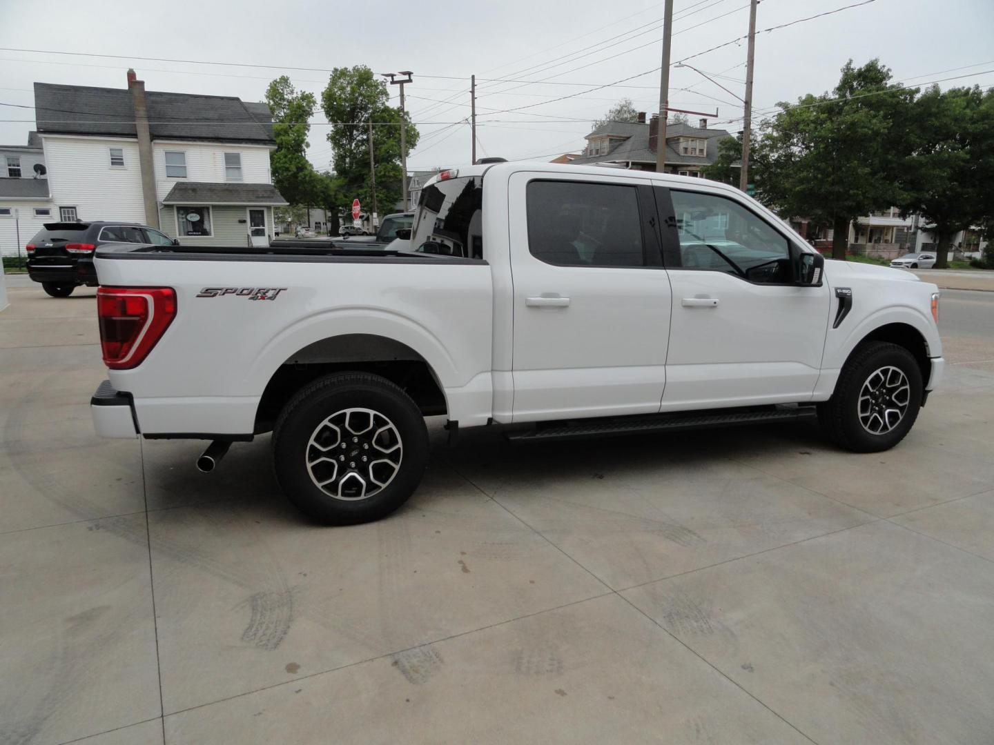 2022 Oxford White /Black Sport Ford F-150 XLT SuperCrew 6.5-ft. Bed 4WD (1FTEW1EP2NF) with an 2.7L V6 DOHC 24V engine, 10 Speed Automatic transmission, located at 827 W 26th Street, Erie, PA, 16508, (814) 455-3401, 42.105431, -80.090942 - Thanks for looking at our two-owner low mileage accident-free new Ford Trade. This is the XLT Super Crew model with the Sport 4X4 option which includes tons of options including dual power front seats, Bluetooth, remote start, push button start, blind spot monitor rear camera and tons more. This tr - Photo#3
