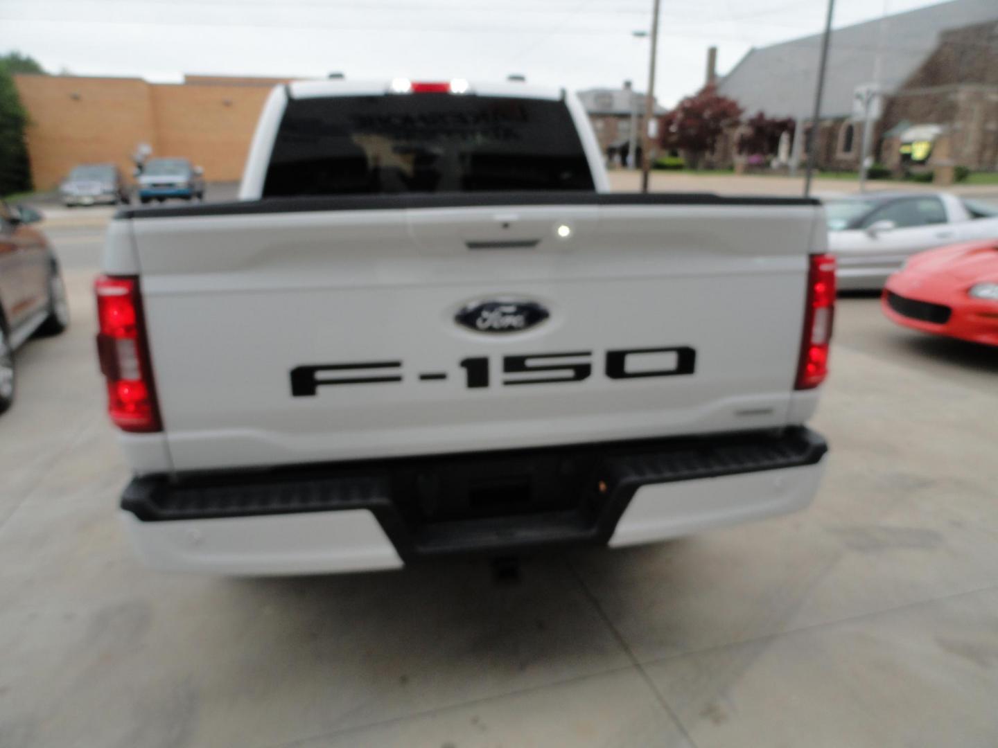 2022 Oxford White /Black Sport Ford F-150 XLT SuperCrew 6.5-ft. Bed 4WD (1FTEW1EP2NF) with an 2.7L V6 DOHC 24V engine, 10 Speed Automatic transmission, located at 827 W 26th Street, Erie, PA, 16508, (814) 455-3401, 42.105431, -80.090942 - Thanks for looking at our two-owner low mileage accident-free new Ford Trade. This is the XLT Super Crew model with the Sport 4X4 option which includes tons of options including dual power front seats, Bluetooth, remote start, push button start, blind spot monitor rear camera and tons more. This tr - Photo#4