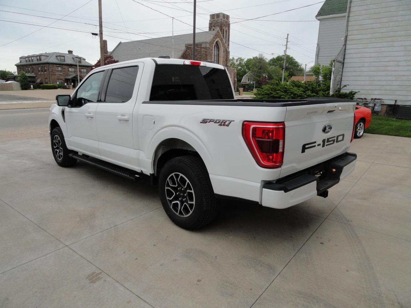 2022 Oxford White /Black Sport Ford F-150 XLT SuperCrew 6.5-ft. Bed 4WD (1FTEW1EP2NF) with an 2.7L V6 DOHC 24V engine, 10 Speed Automatic transmission, located at 827 W 26th Street, Erie, PA, 16508, (814) 455-3401, 42.105431, -80.090942 - Thanks for looking at our two-owner low mileage accident-free new Ford Trade. This is the XLT Super Crew model with the Sport 4X4 option which includes tons of options including dual power front seats, Bluetooth, remote start, push button start, blind spot monitor rear camera and tons more. This tr - Photo#5