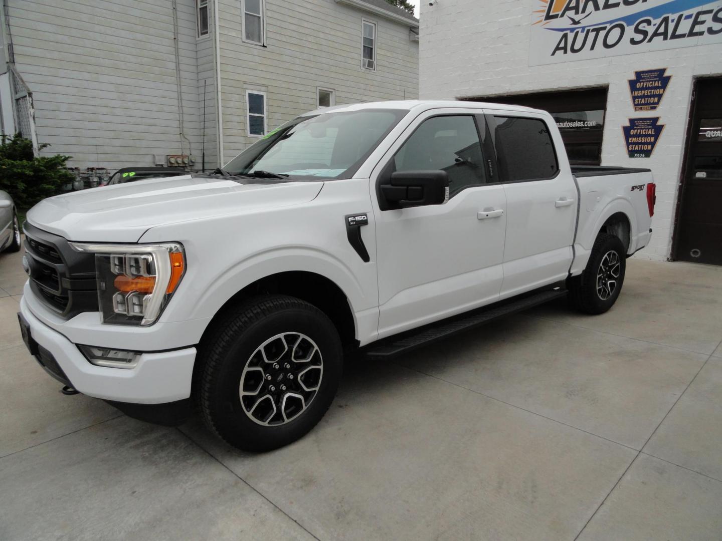 2022 Oxford White /Black Sport Ford F-150 XLT SuperCrew 6.5-ft. Bed 4WD (1FTEW1EP2NF) with an 2.7L V6 DOHC 24V engine, 10 Speed Automatic transmission, located at 827 W 26th Street, Erie, PA, 16508, (814) 455-3401, 42.105431, -80.090942 - Thanks for looking at our two-owner low mileage accident-free new Ford Trade. This is the XLT Super Crew model with the Sport 4X4 option which includes tons of options including dual power front seats, Bluetooth, remote start, push button start, blind spot monitor rear camera and tons more. This tr - Photo#6