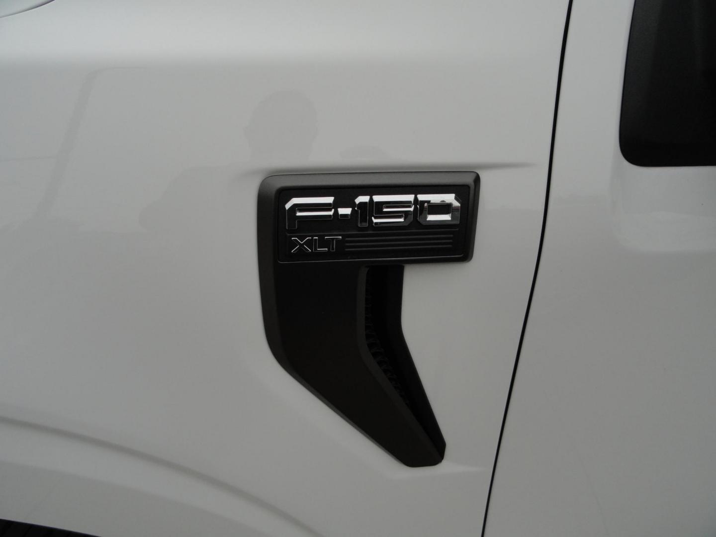 2022 Oxford White /Black Sport Ford F-150 XLT SuperCrew 6.5-ft. Bed 4WD (1FTEW1EP2NF) with an 2.7L V6 DOHC 24V engine, 10 Speed Automatic transmission, located at 827 W 26th Street, Erie, PA, 16508, (814) 455-3401, 42.105431, -80.090942 - Thanks for looking at our two-owner low mileage accident-free new Ford Trade. This is the XLT Super Crew model with the Sport 4X4 option which includes tons of options including dual power front seats, Bluetooth, remote start, push button start, blind spot monitor rear camera and tons more. This tr - Photo#8