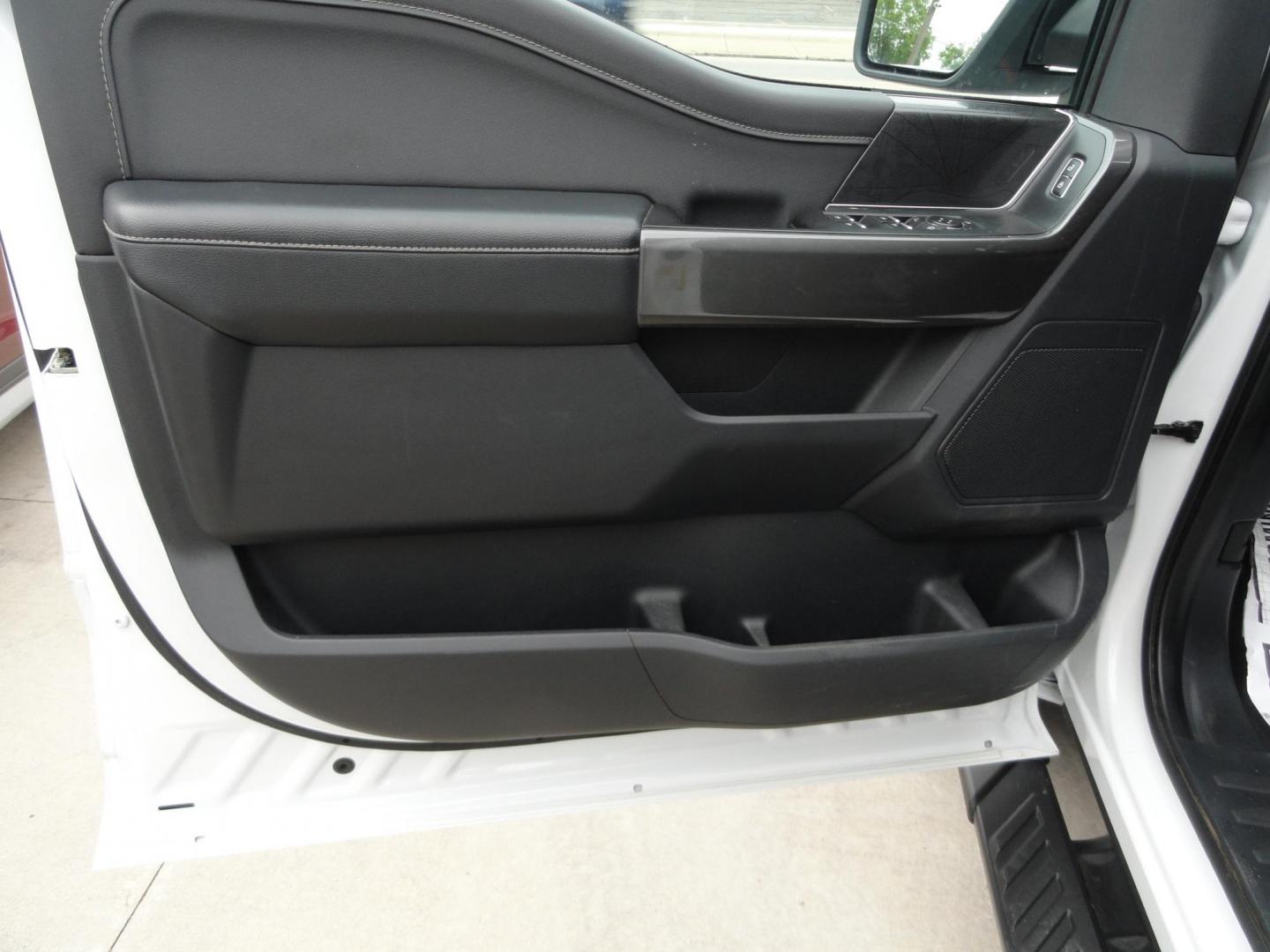 2022 Oxford White /Black Sport Ford F-150 XLT SuperCrew 6.5-ft. Bed 4WD (1FTEW1EP2NF) with an 2.7L V6 DOHC 24V engine, 10 Speed Automatic transmission, located at 827 W 26th Street, Erie, PA, 16508, (814) 455-3401, 42.105431, -80.090942 - Thanks for looking at our two-owner low mileage accident-free new Ford Trade. This is the XLT Super Crew model with the Sport 4X4 option which includes tons of options including dual power front seats, Bluetooth, remote start, push button start, blind spot monitor rear camera and tons more. This tr - Photo#31