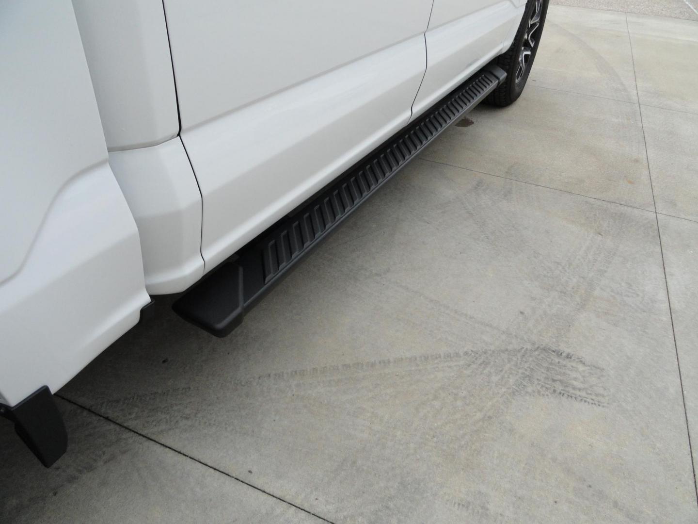 2022 Oxford White /Black Sport Ford F-150 XLT SuperCrew 6.5-ft. Bed 4WD (1FTEW1EP2NF) with an 2.7L V6 DOHC 24V engine, 10 Speed Automatic transmission, located at 827 W 26th Street, Erie, PA, 16508, (814) 455-3401, 42.105431, -80.090942 - Thanks for looking at our two-owner low mileage accident-free new Ford Trade. This is the XLT Super Crew model with the Sport 4X4 option which includes tons of options including dual power front seats, Bluetooth, remote start, push button start, blind spot monitor rear camera and tons more. This tr - Photo#41