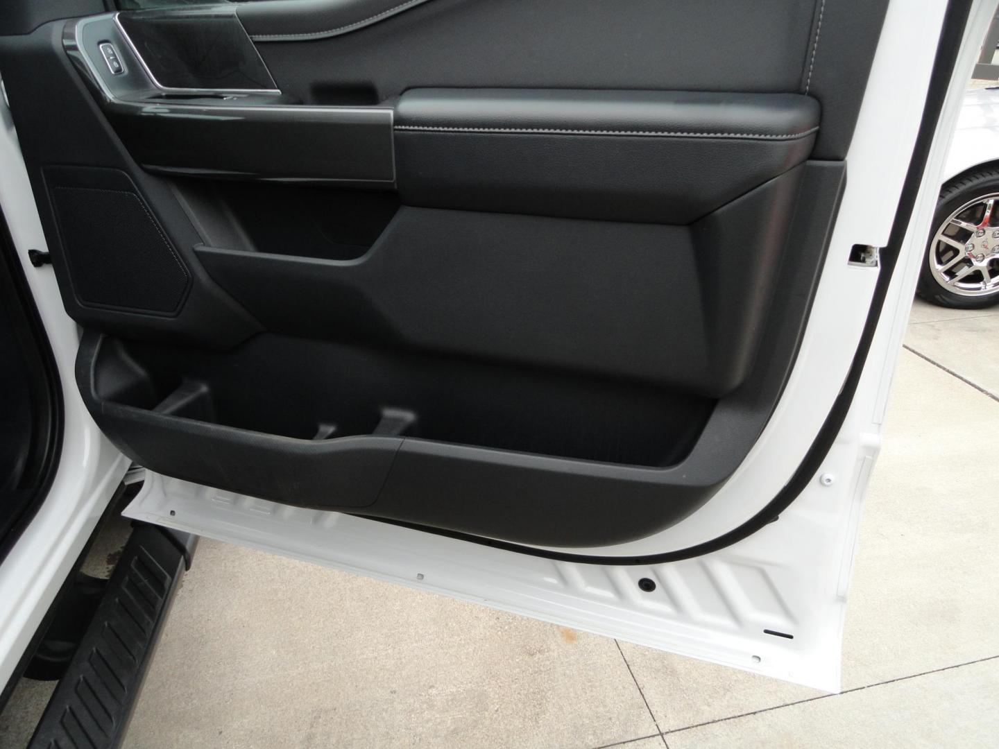 2022 Oxford White /Black Sport Ford F-150 XLT SuperCrew 6.5-ft. Bed 4WD (1FTEW1EP2NF) with an 2.7L V6 DOHC 24V engine, 10 Speed Automatic transmission, located at 827 W 26th Street, Erie, PA, 16508, (814) 455-3401, 42.105431, -80.090942 - Thanks for looking at our two-owner low mileage accident-free new Ford Trade. This is the XLT Super Crew model with the Sport 4X4 option which includes tons of options including dual power front seats, Bluetooth, remote start, push button start, blind spot monitor rear camera and tons more. This tr - Photo#51