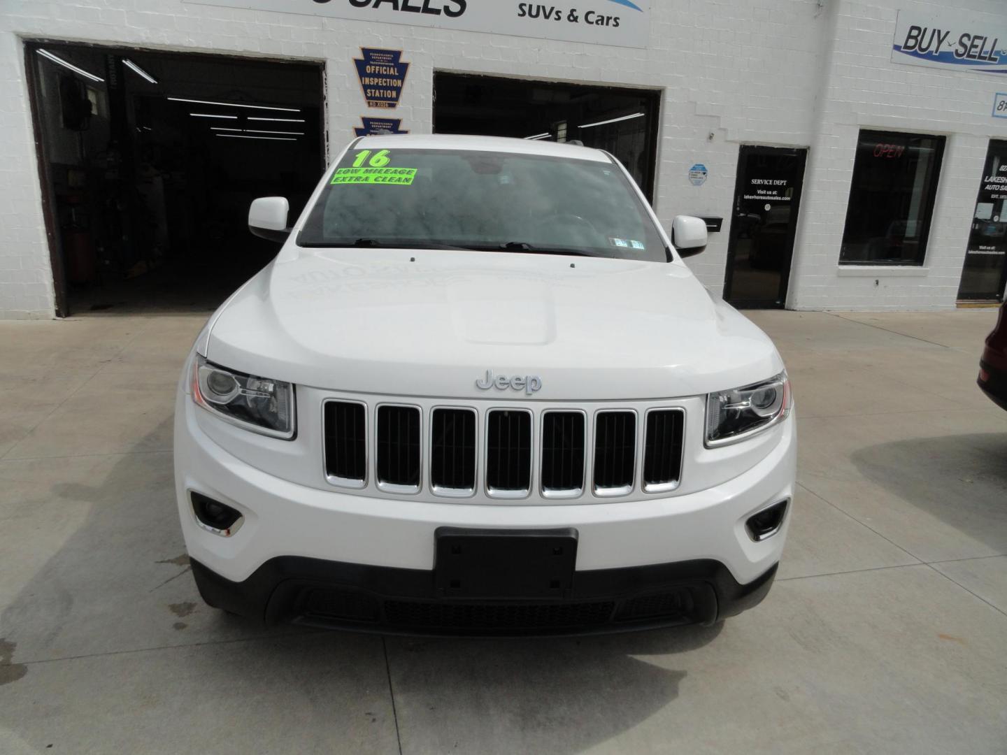 2016 Bright White /Greystone Jeep Grand Cherokee Laredo 4WD (1C4RJFAG2GC) with an 3.6L V6 DOHC 24V engine, Automatic transmission, located at 827 W 26th Street, Erie, PA, 16508, (814) 455-3401, 42.105431, -80.090942 - Photo#1