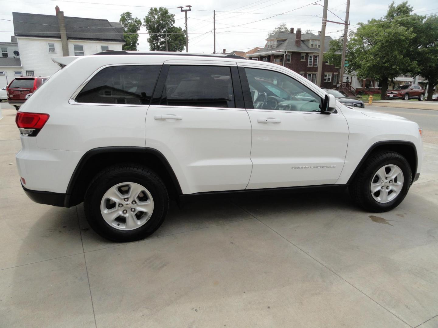 2016 Bright White /Greystone Jeep Grand Cherokee Laredo 4WD (1C4RJFAG2GC) with an 3.6L V6 DOHC 24V engine, Automatic transmission, located at 827 W 26th Street, Erie, PA, 16508, (814) 455-3401, 42.105431, -80.090942 - Photo#3