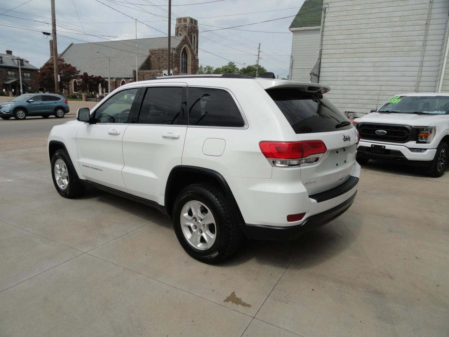 2016 Bright White /Greystone Jeep Grand Cherokee Laredo 4WD (1C4RJFAG2GC) with an 3.6L V6 DOHC 24V engine, Automatic transmission, located at 827 W 26th Street, Erie, PA, 16508, (814) 455-3401, 42.105431, -80.090942 - Photo#5