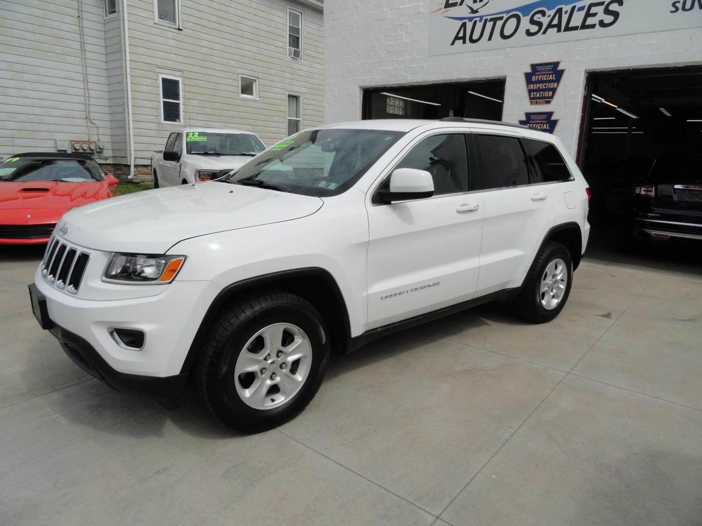 2016 Bright White /Greystone Jeep Grand Cherokee Laredo 4WD (1C4RJFAG2GC) with an 3.6L V6 DOHC 24V engine, Automatic transmission, located at 827 W 26th Street, Erie, PA, 16508, (814) 455-3401, 42.105431, -80.090942 - Photo#6