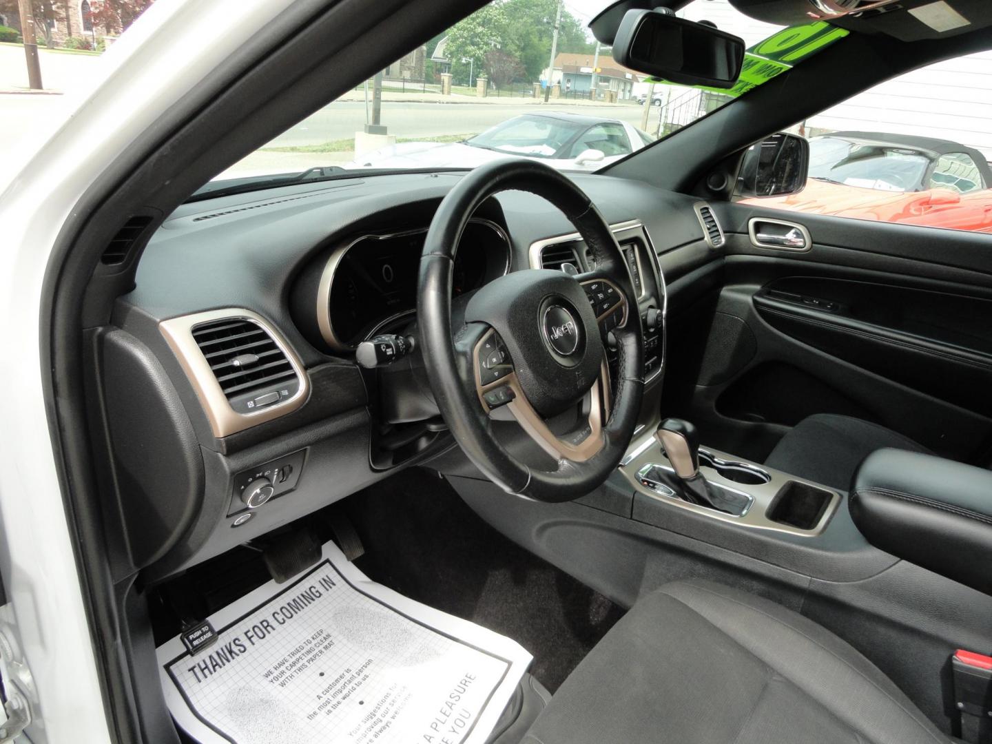 2016 Bright White /Greystone Jeep Grand Cherokee Laredo 4WD (1C4RJFAG2GC) with an 3.6L V6 DOHC 24V engine, Automatic transmission, located at 827 W 26th Street, Erie, PA, 16508, (814) 455-3401, 42.105431, -80.090942 - Photo#17