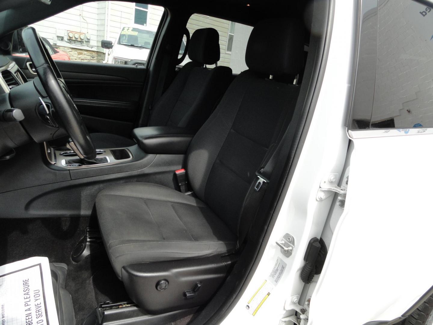 2016 Bright White /Greystone Jeep Grand Cherokee Laredo 4WD (1C4RJFAG2GC) with an 3.6L V6 DOHC 24V engine, Automatic transmission, located at 827 W 26th Street, Erie, PA, 16508, (814) 455-3401, 42.105431, -80.090942 - Photo#18