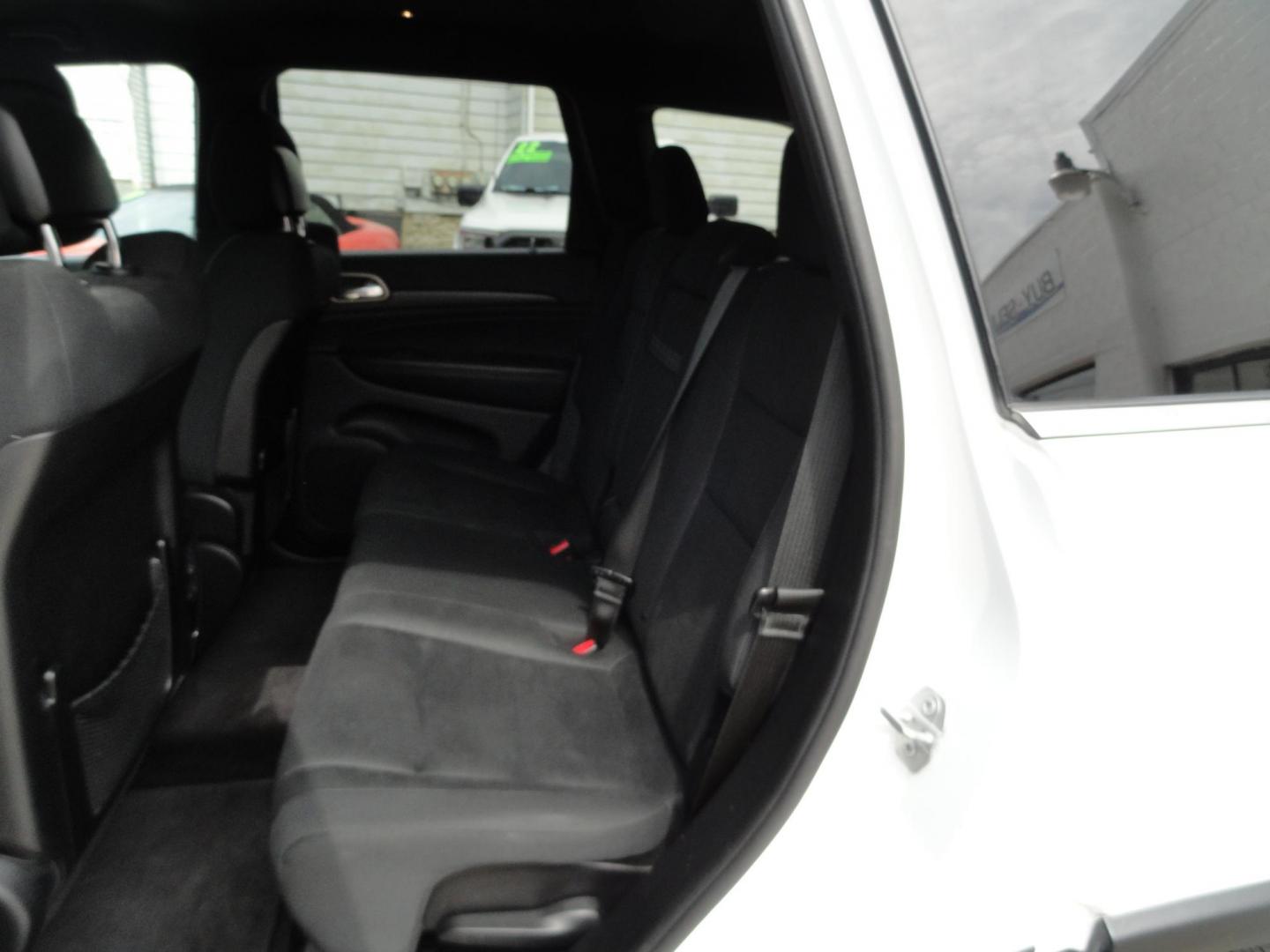2016 Bright White /Greystone Jeep Grand Cherokee Laredo 4WD (1C4RJFAG2GC) with an 3.6L V6 DOHC 24V engine, Automatic transmission, located at 827 W 26th Street, Erie, PA, 16508, (814) 455-3401, 42.105431, -80.090942 - Photo#22
